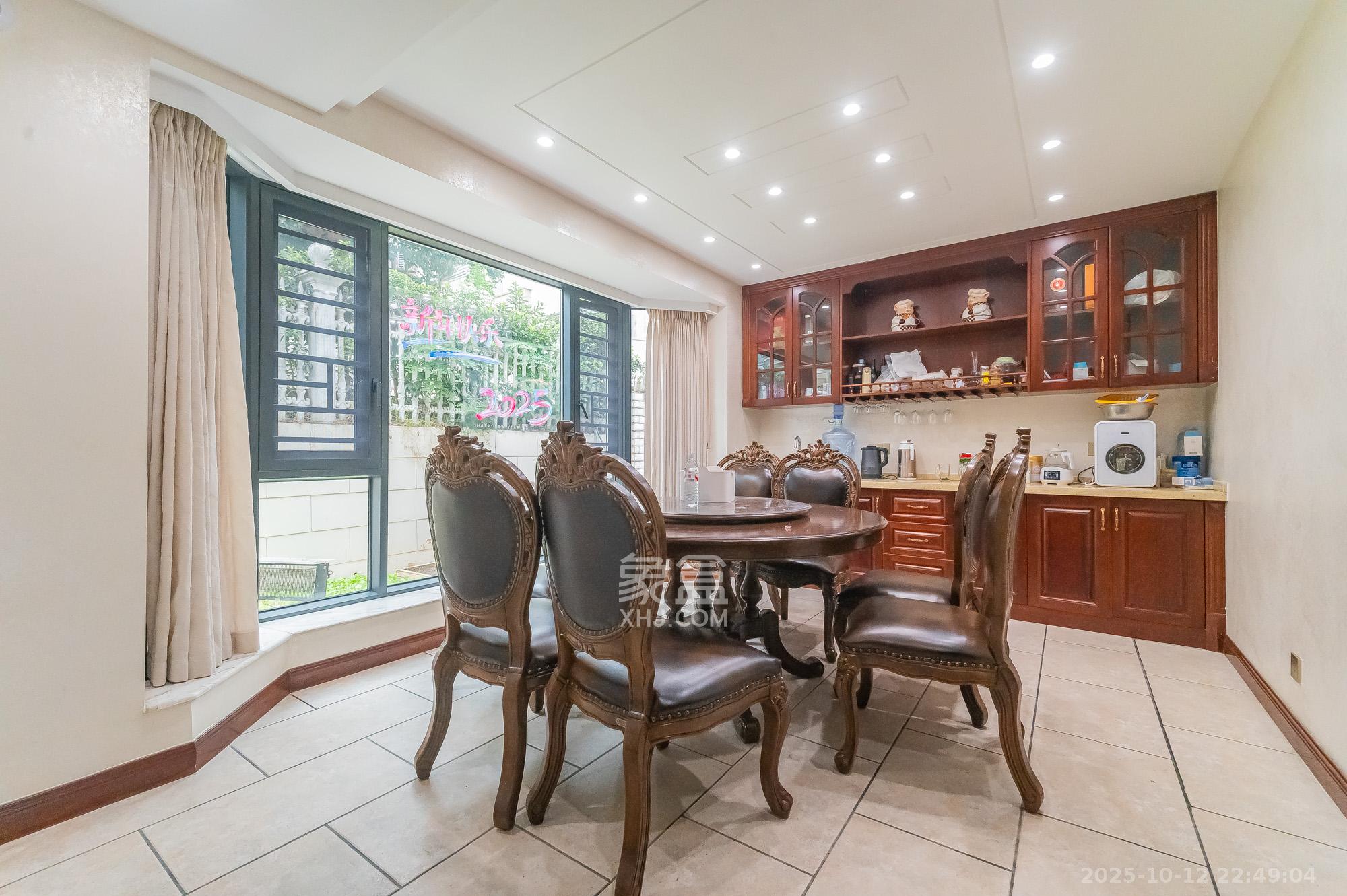 山水芙蓉国际新城  5室2厅2卫    490.0万 山水芙蓉国际新城  5室2厅2卫    490.0万客厅