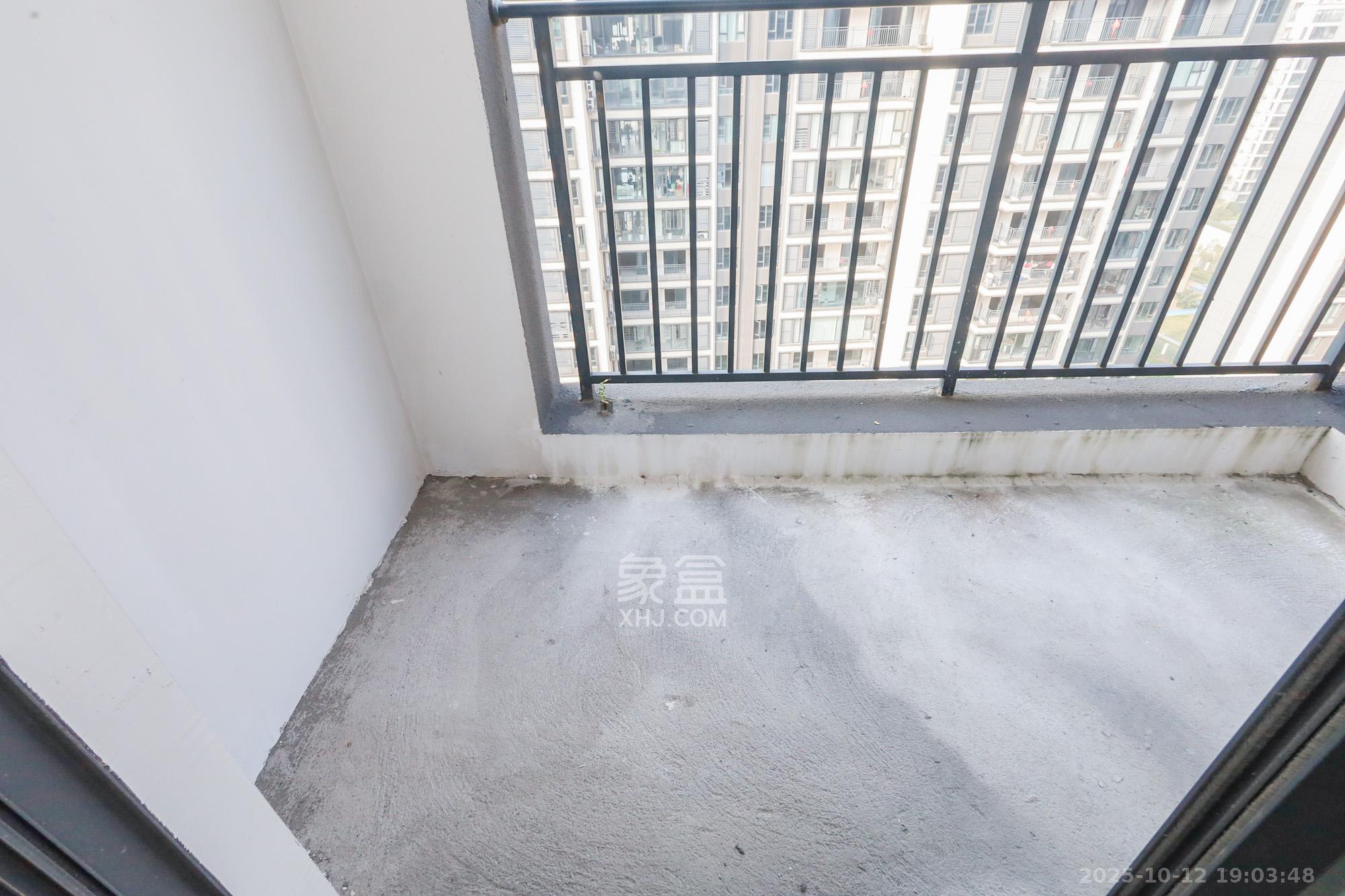 轨道中建麓江府  4室2厅2卫    218.0万阳台