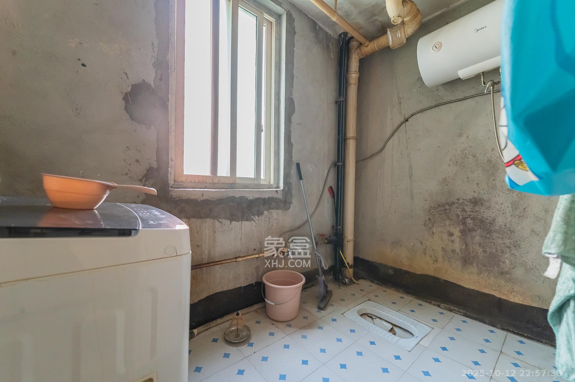 彩都公寓  1室1厅1卫    32.8万卫生间