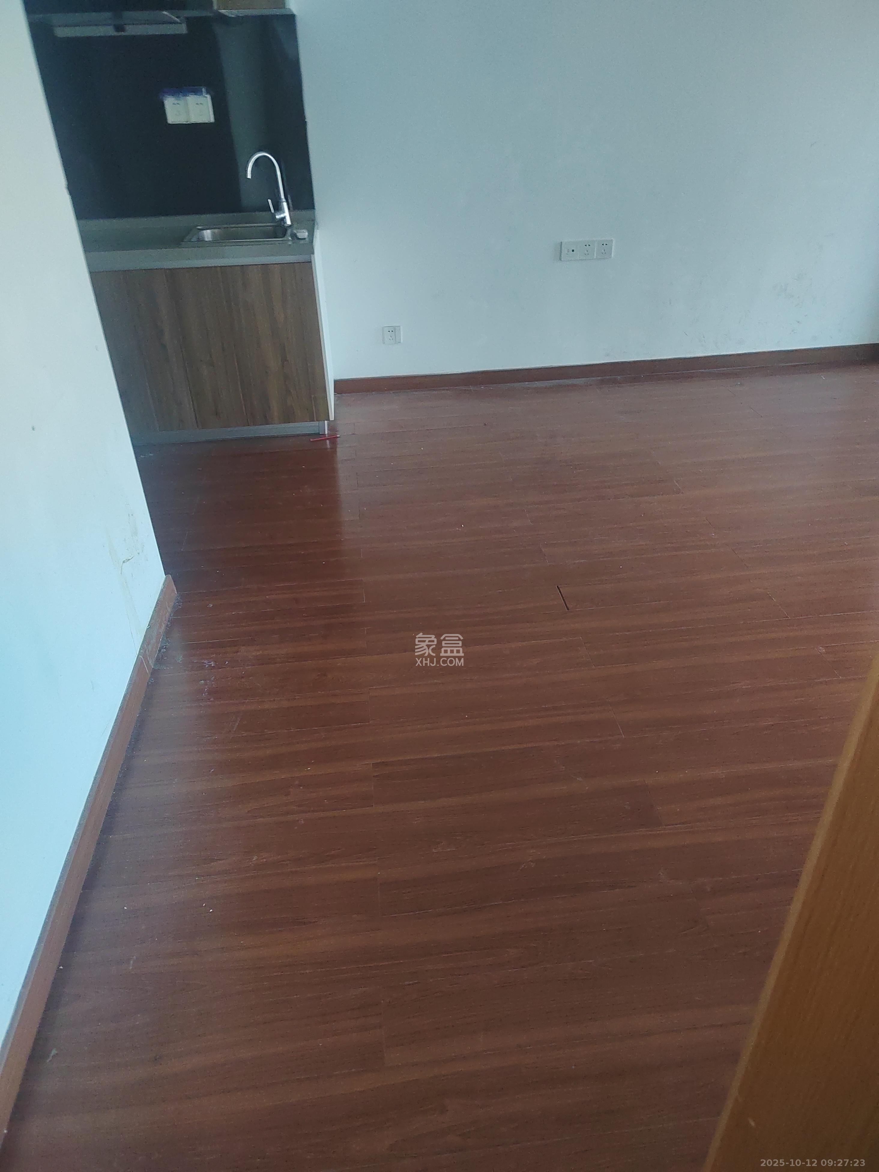 荣泰广场 2室1厅2卫 2000.0元/月 荣泰广场 2室1厅2卫 2000.0元/月室内图