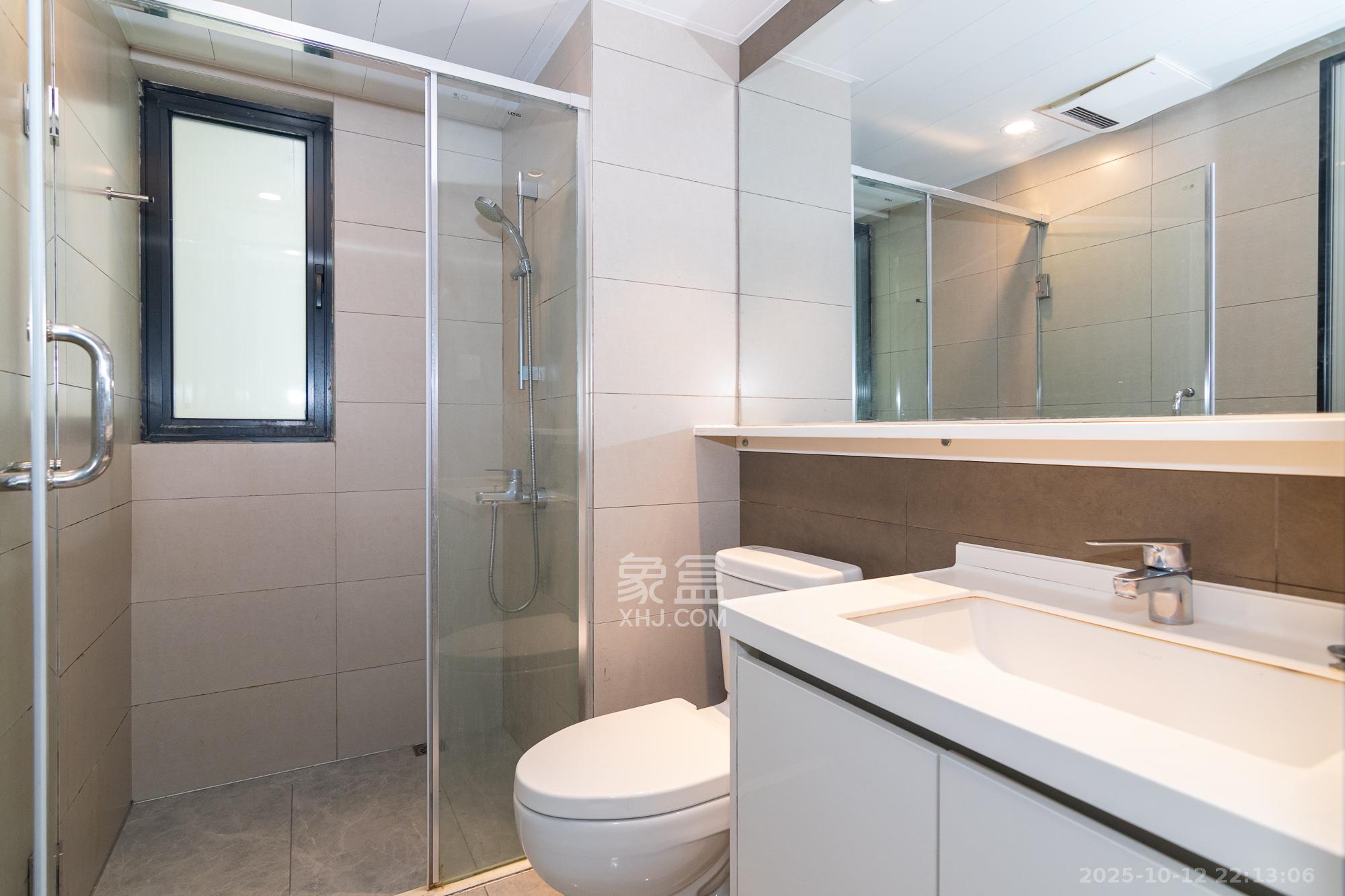 时代年华  3室2厅2卫    76.8万卫生间