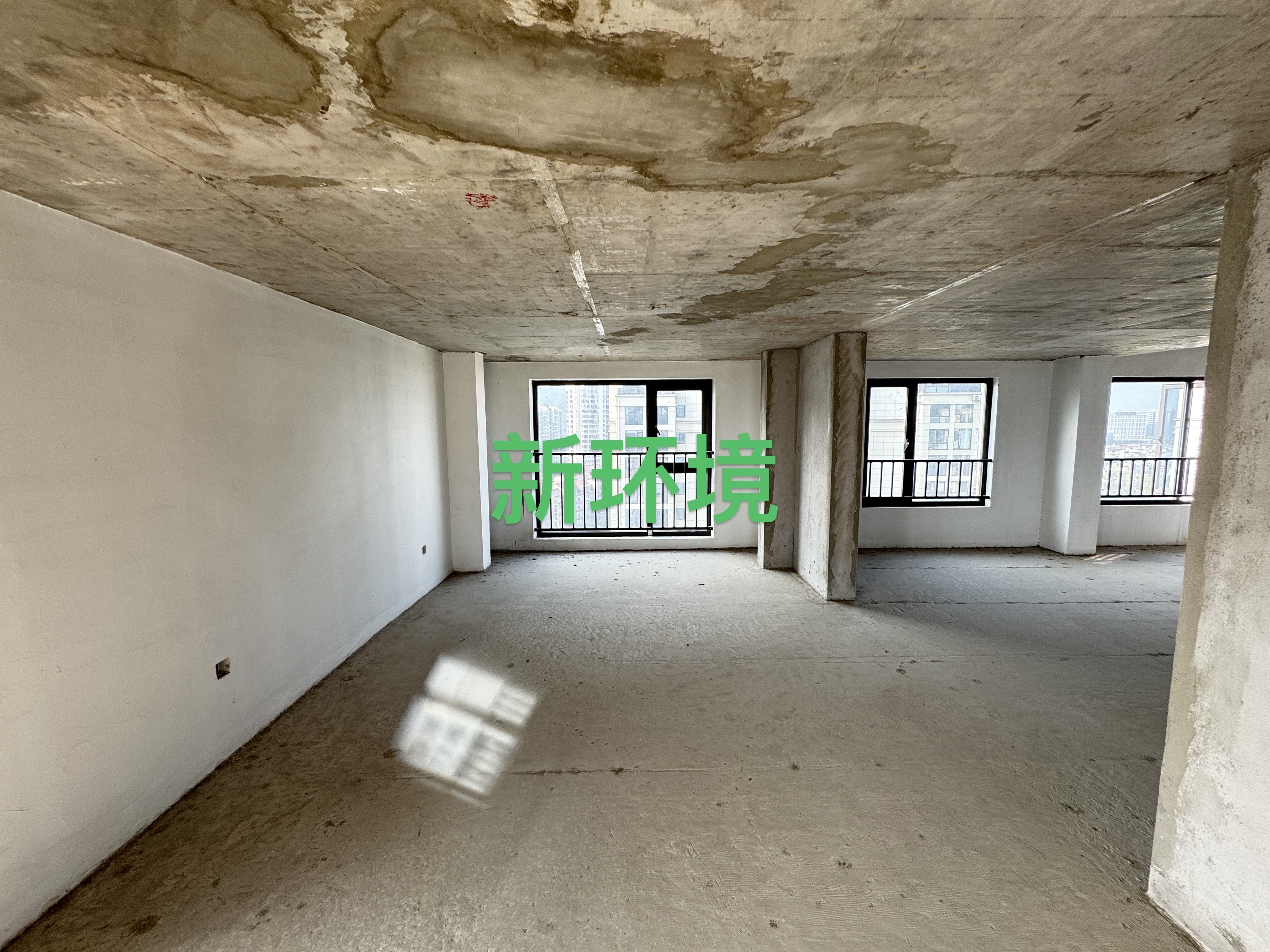 江与城  4室2厅2卫    135.0万客厅