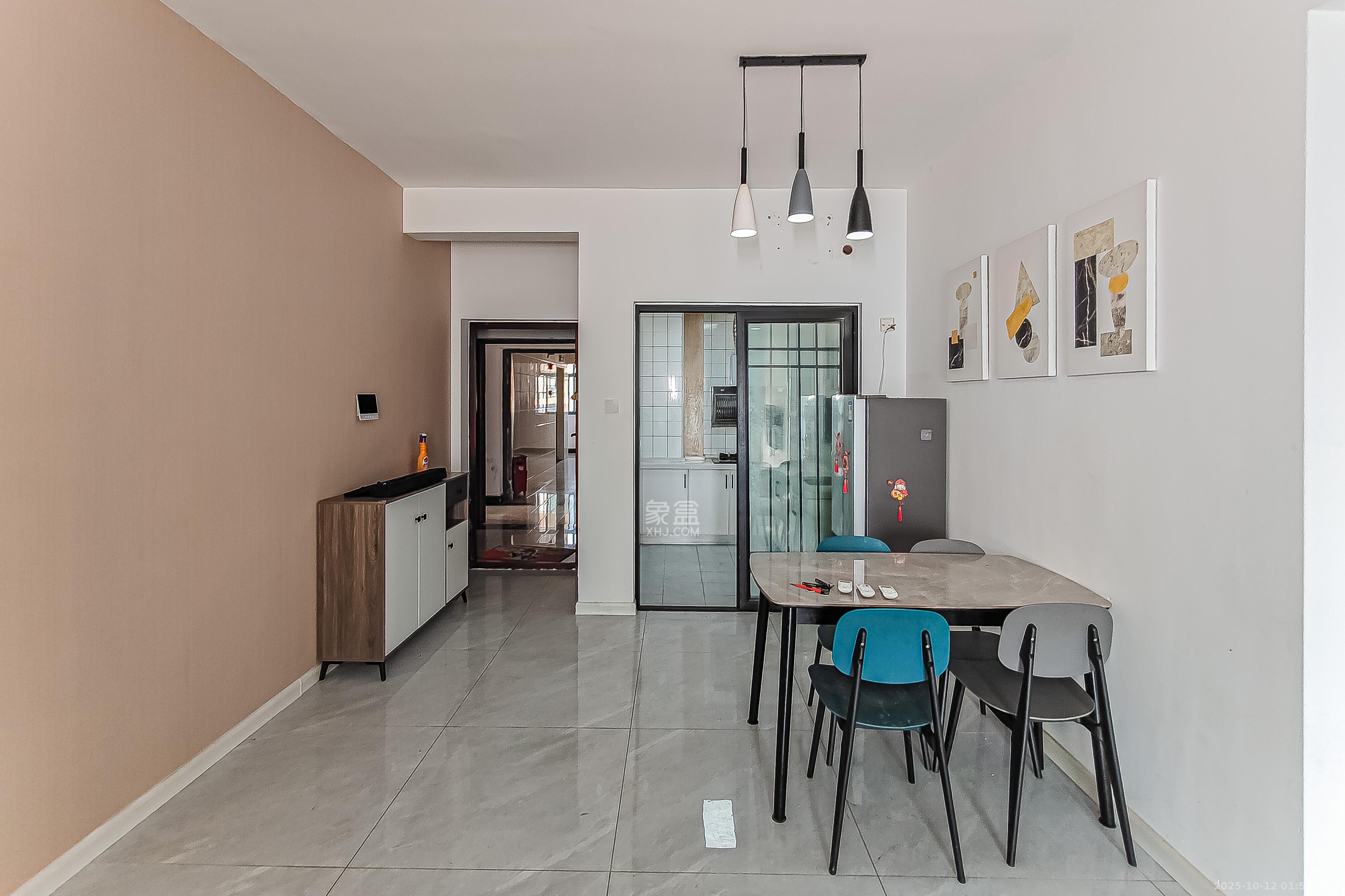 江南华府  3室2厅1卫    85.0万客厅