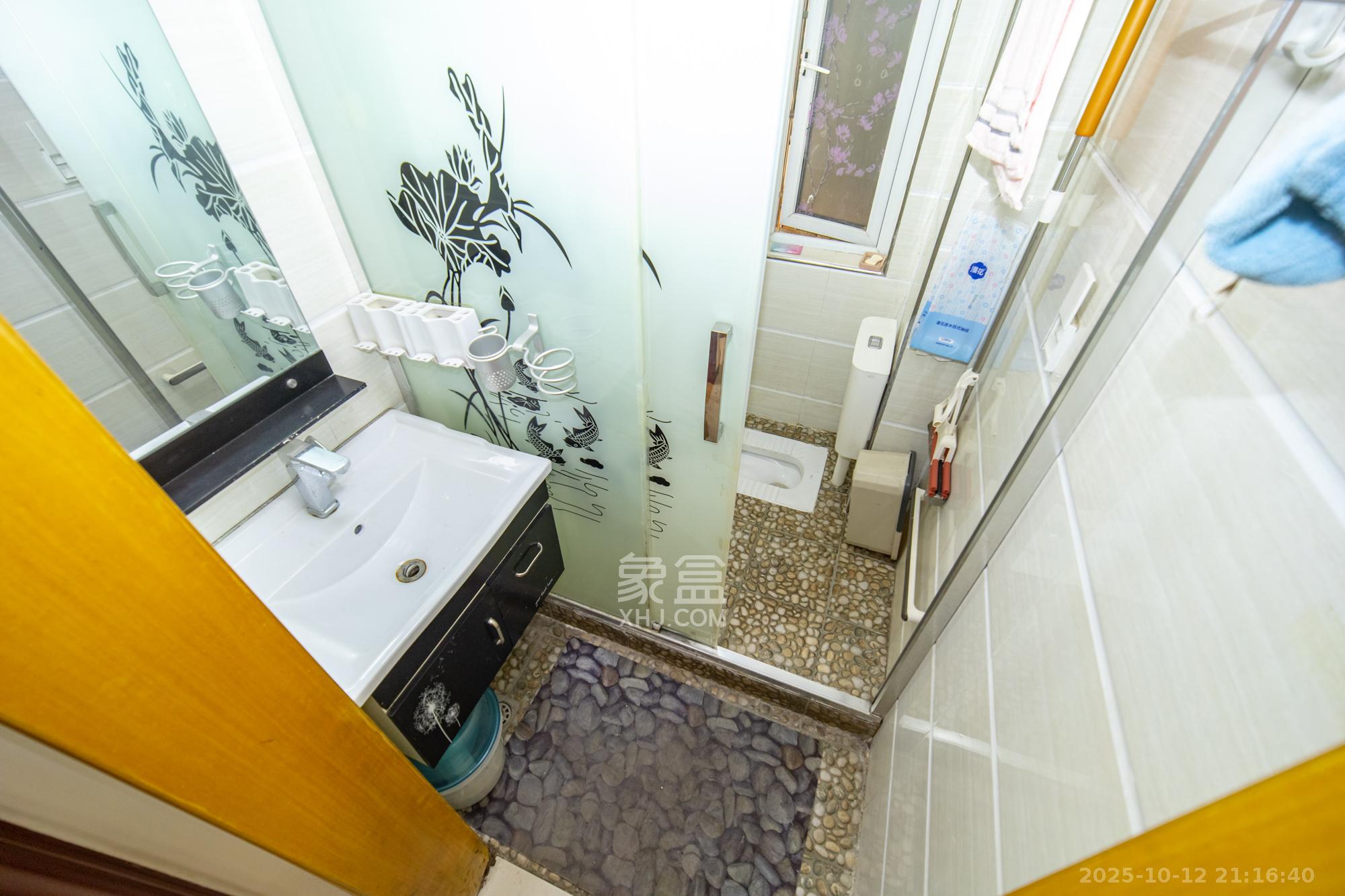 新长海广场 3室2厅1卫 36.0万 新长海广场 3室2厅1卫 36.0万卫生间