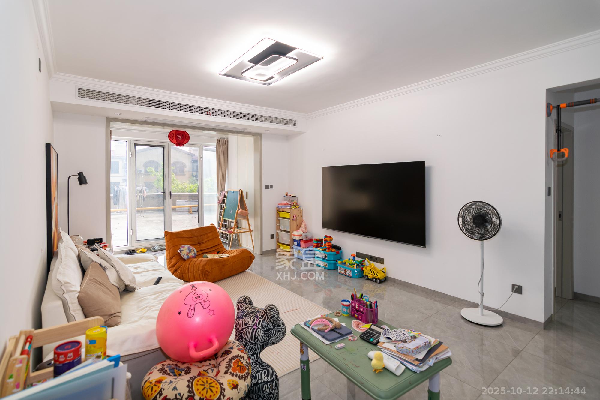 金地三千府(金地湖山樾、金地自在城) 3室2厅2卫 90.0万 金地三千府(金地湖山樾、金地自在城) 3室2厅2卫 90.0万客厅