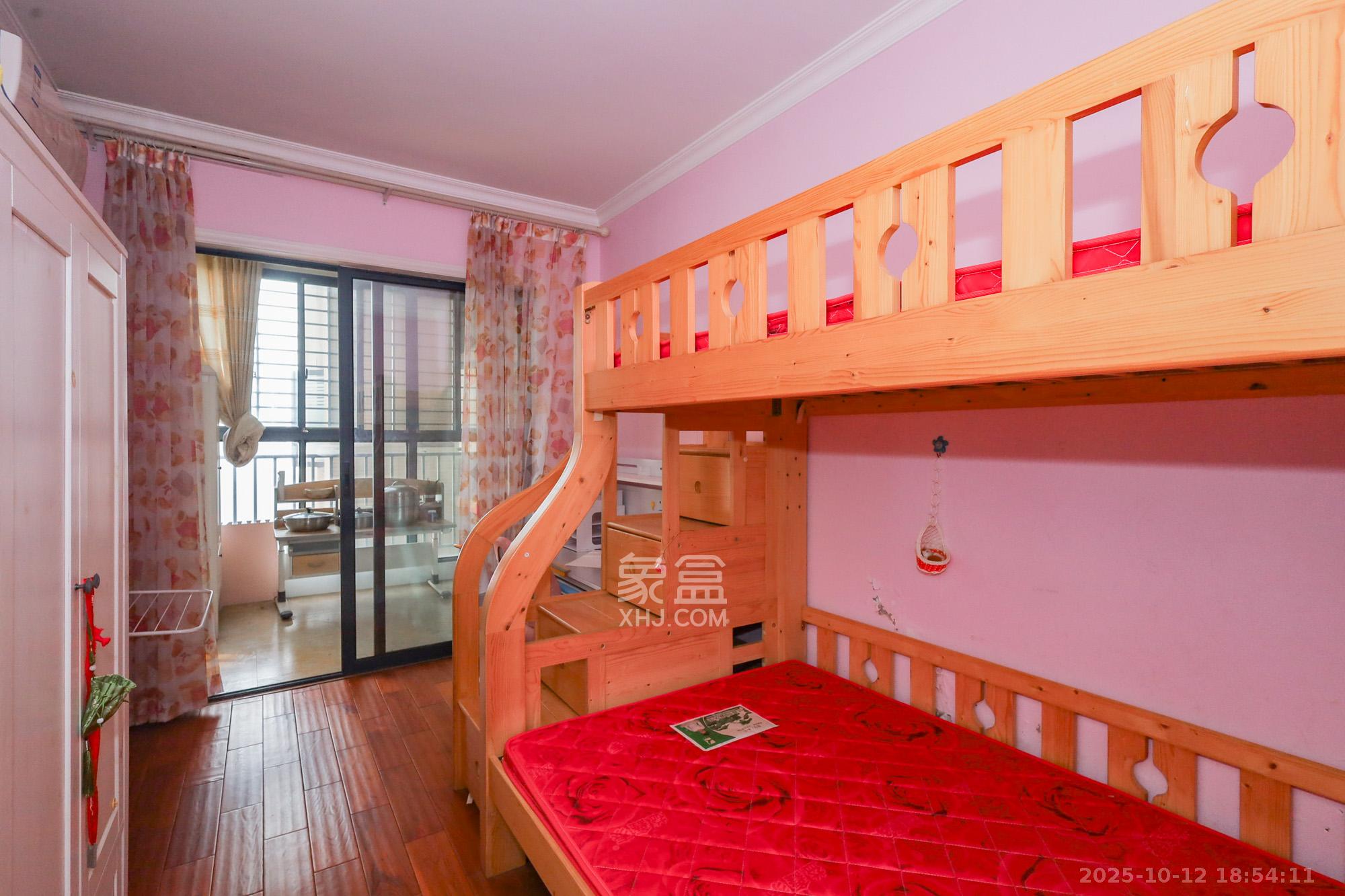 钰龙天下一期  4室2厅2卫    268.0万卧室