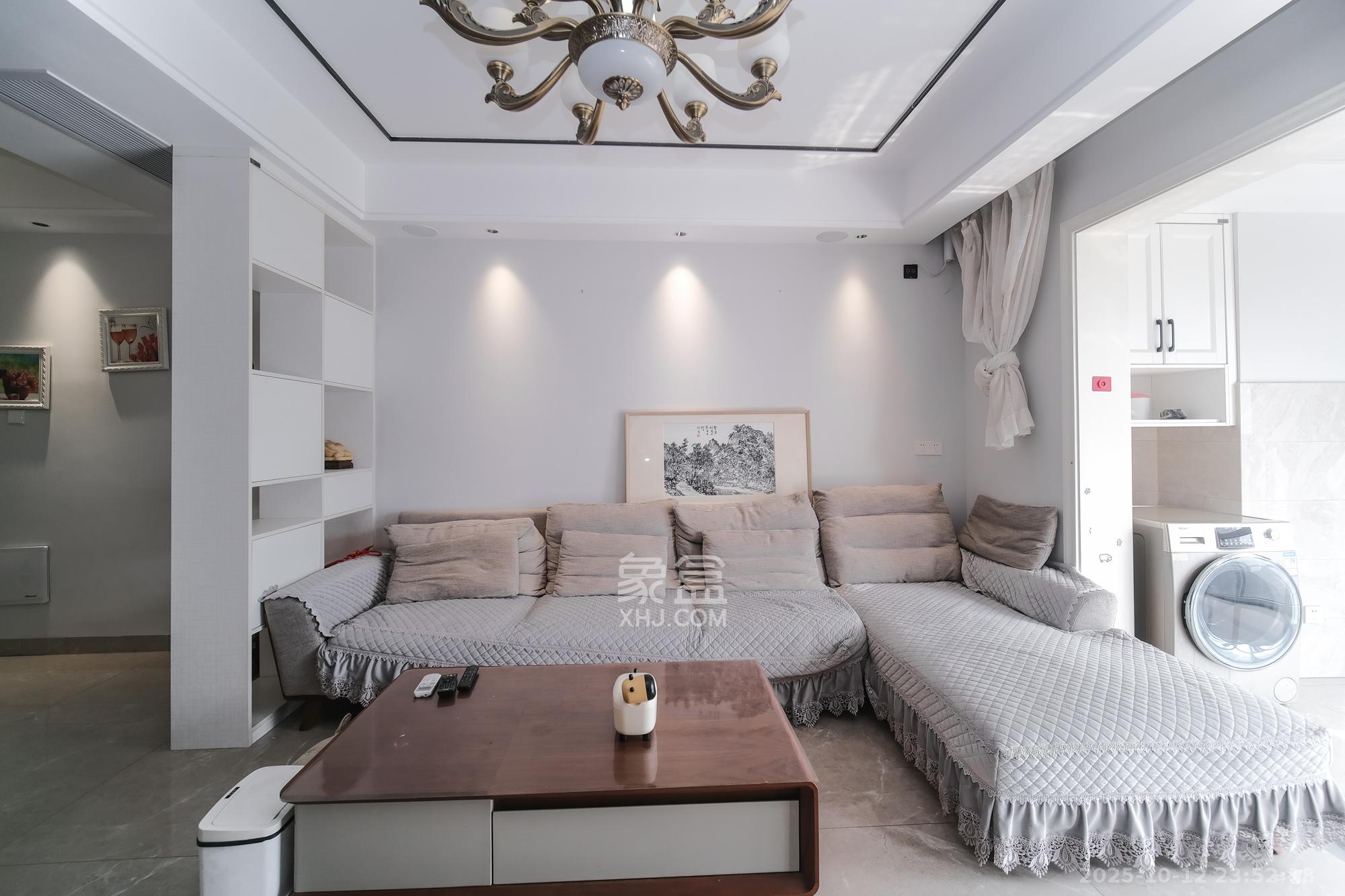 盛地尊域  1室2厅1卫    110.0万客厅