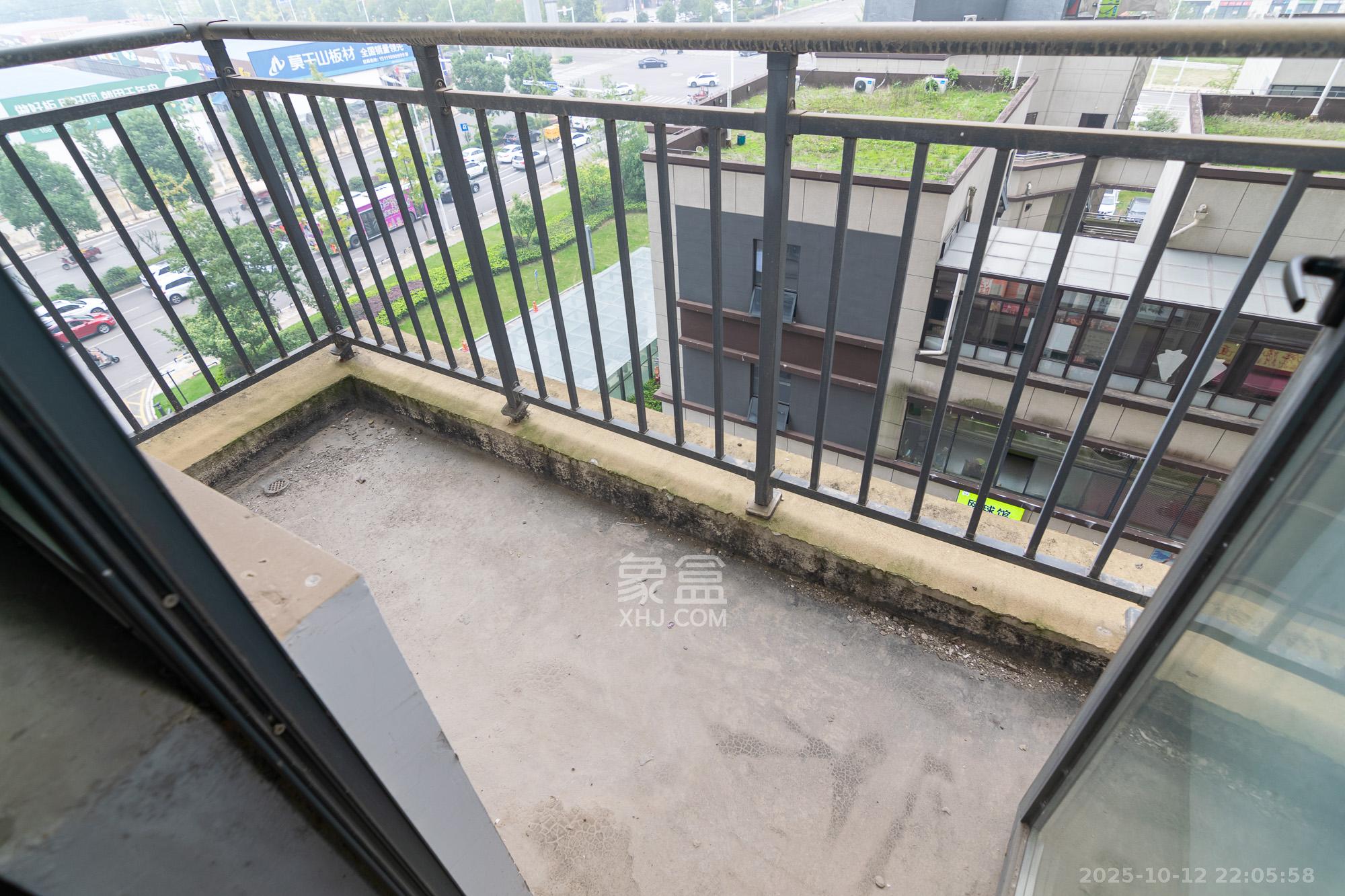 澳海澜庭  3室2厅2卫    65.0万阳台