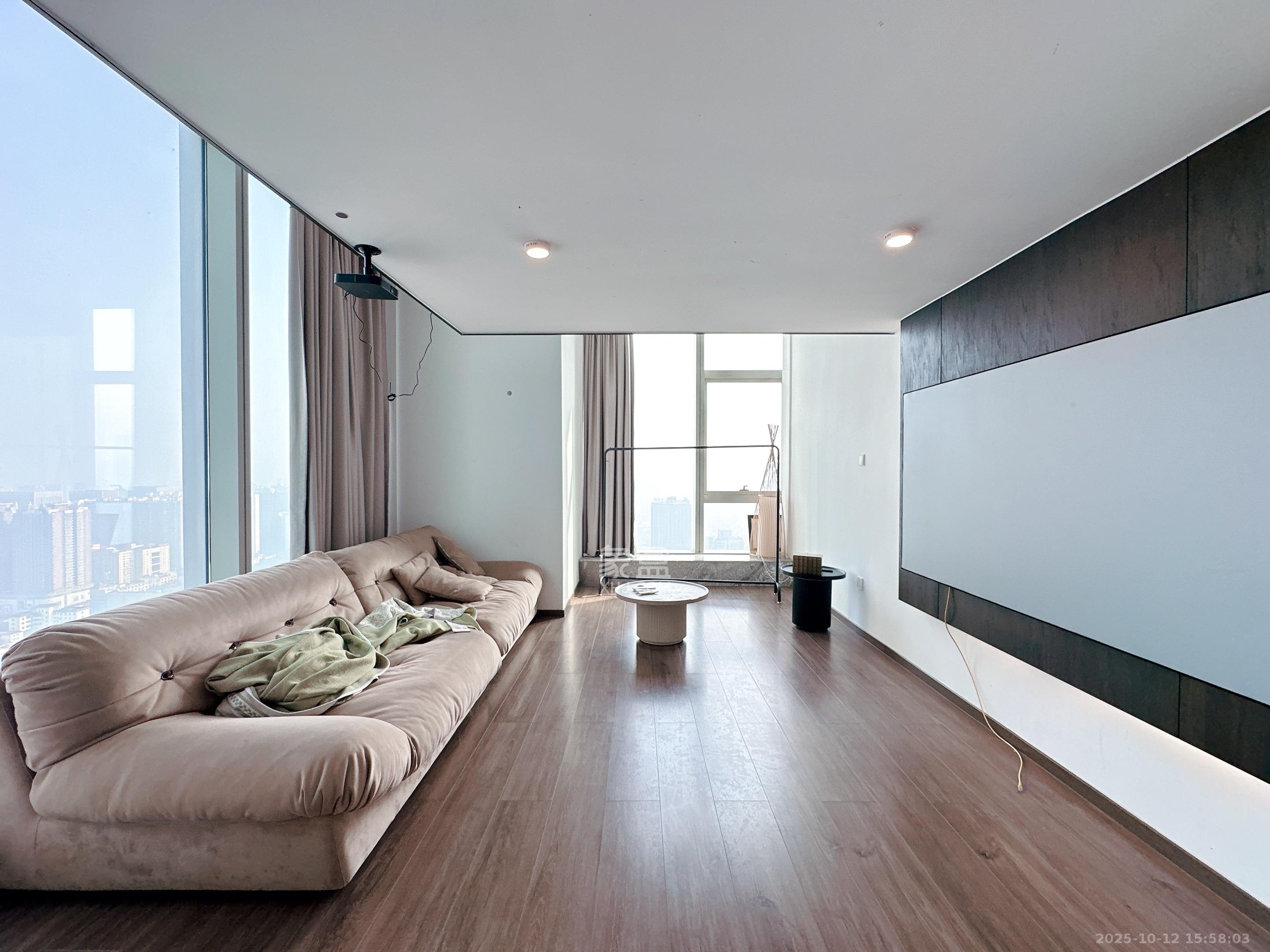 敬天广场  2室1厅2卫    4800.0元/月