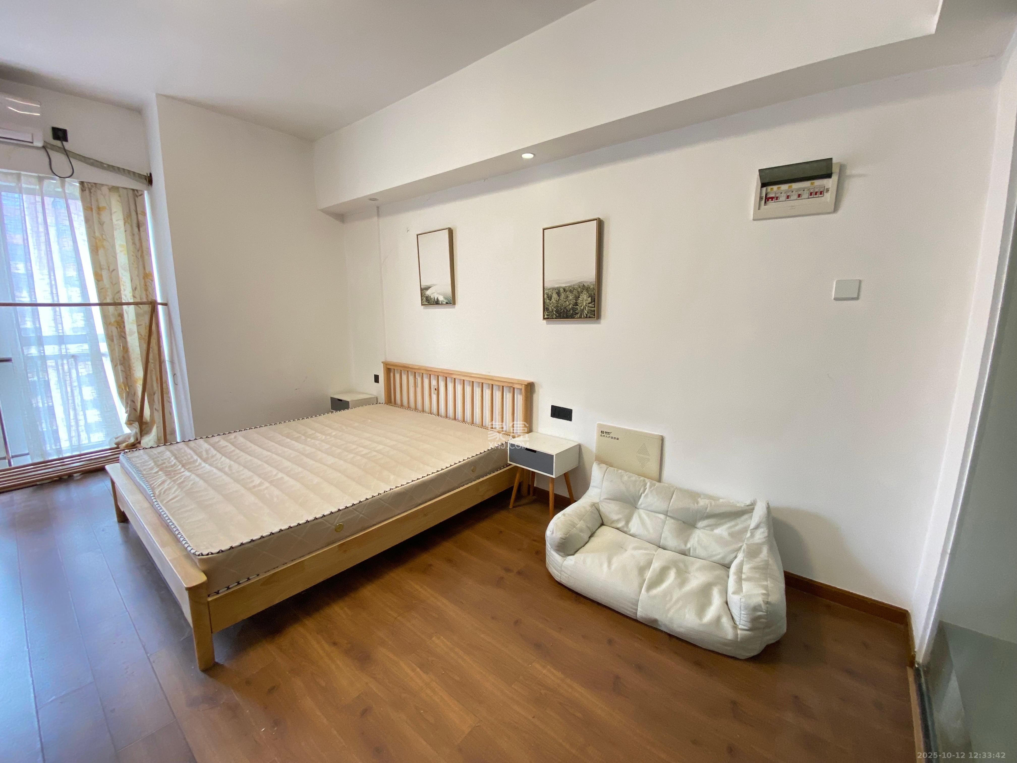 新世界广场  1室1厅1卫    1500.0元/月室内图