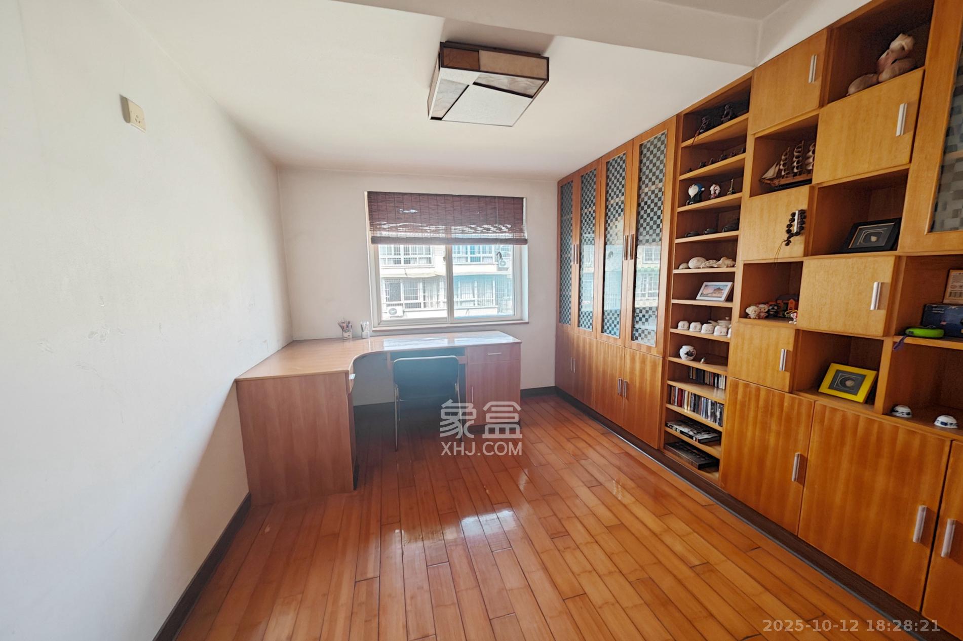 怡景民居 4室2厅2卫 53.0万 怡景民居 4室2厅2卫 53.0万卧室