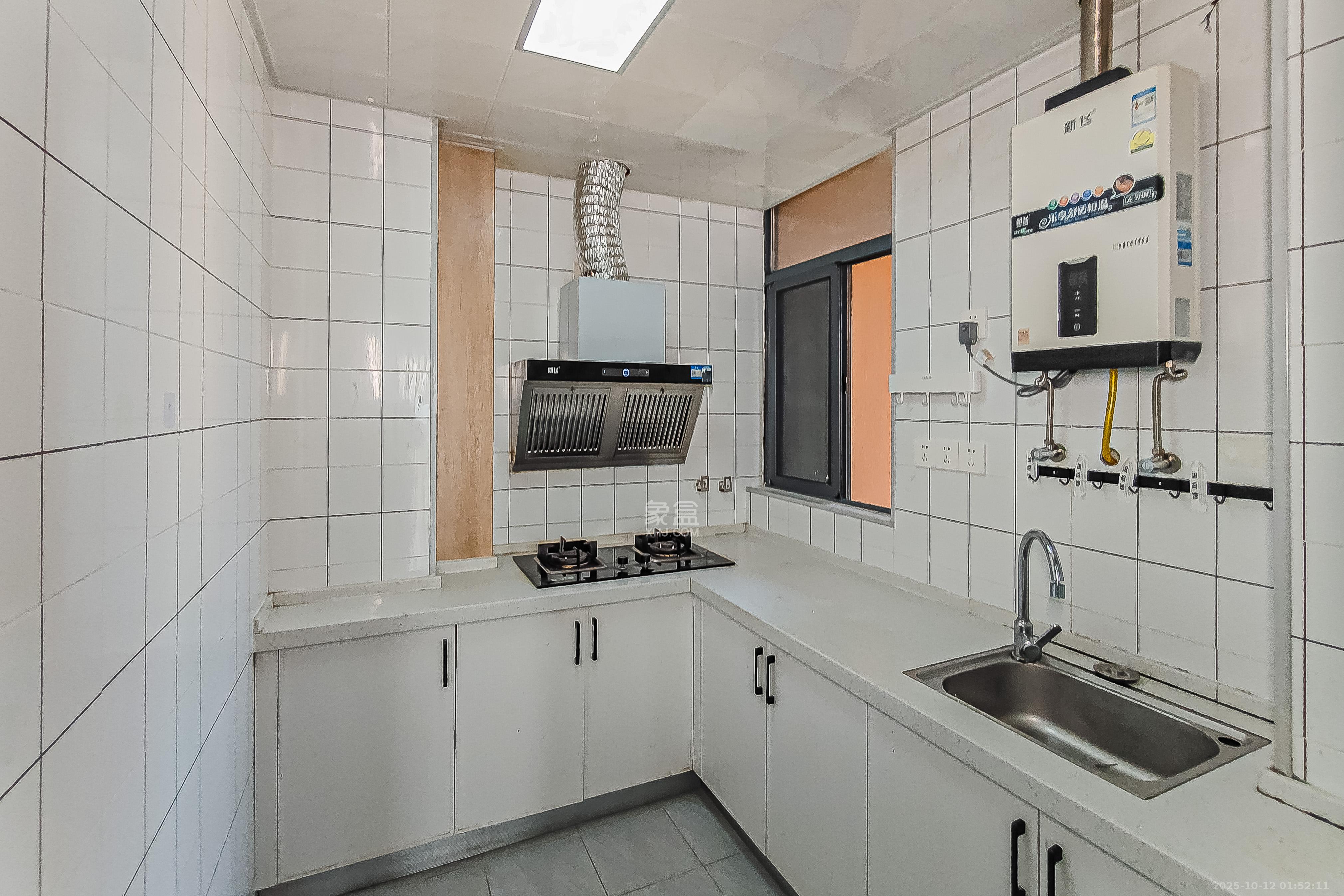 江南华府  3室2厅1卫    85.0万厨房