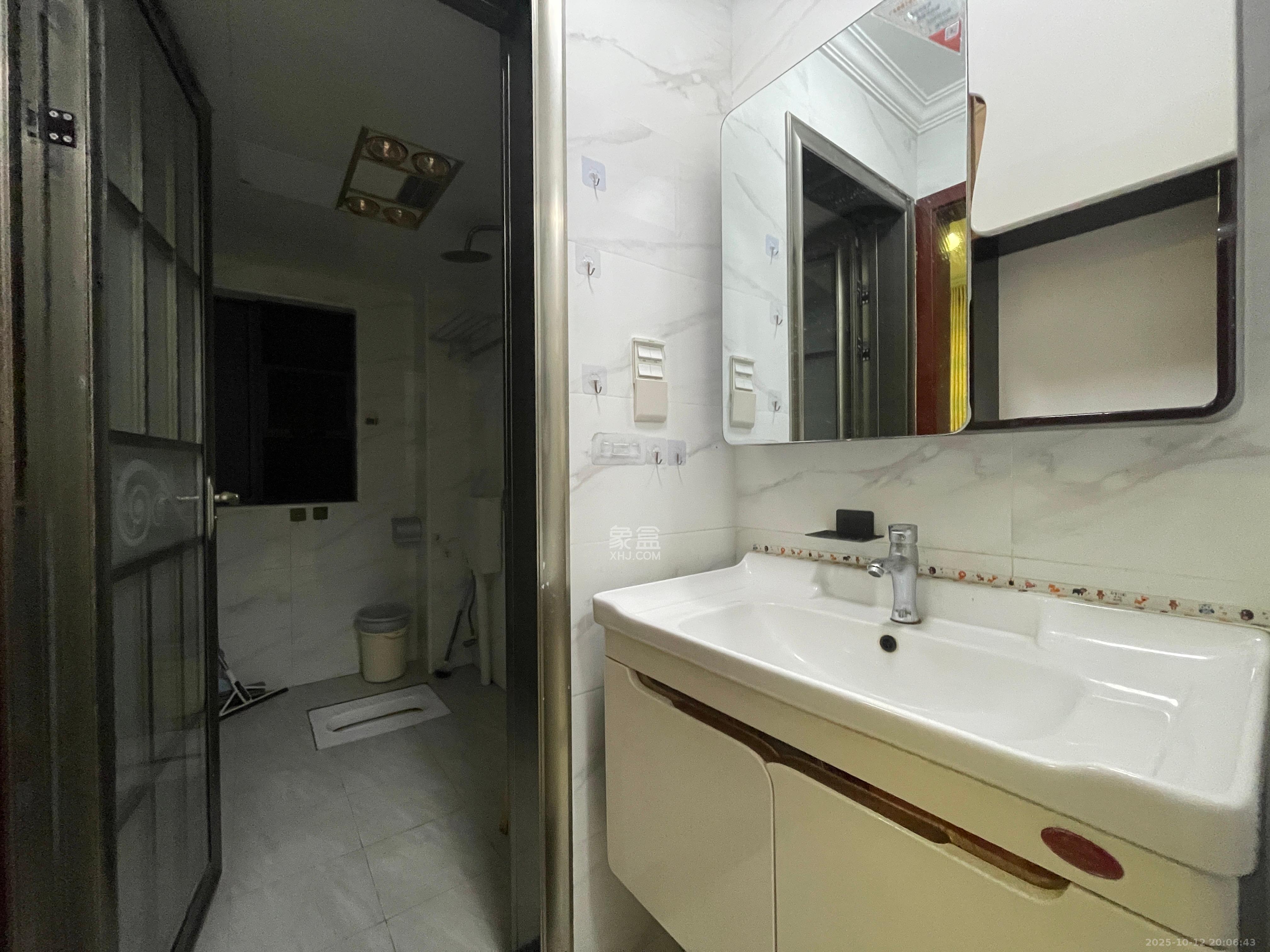 荣盛花语书苑  3室2厅1卫    2500.0元/月 荣盛花语书苑  3室2厅1卫    2500.0元/月室内图