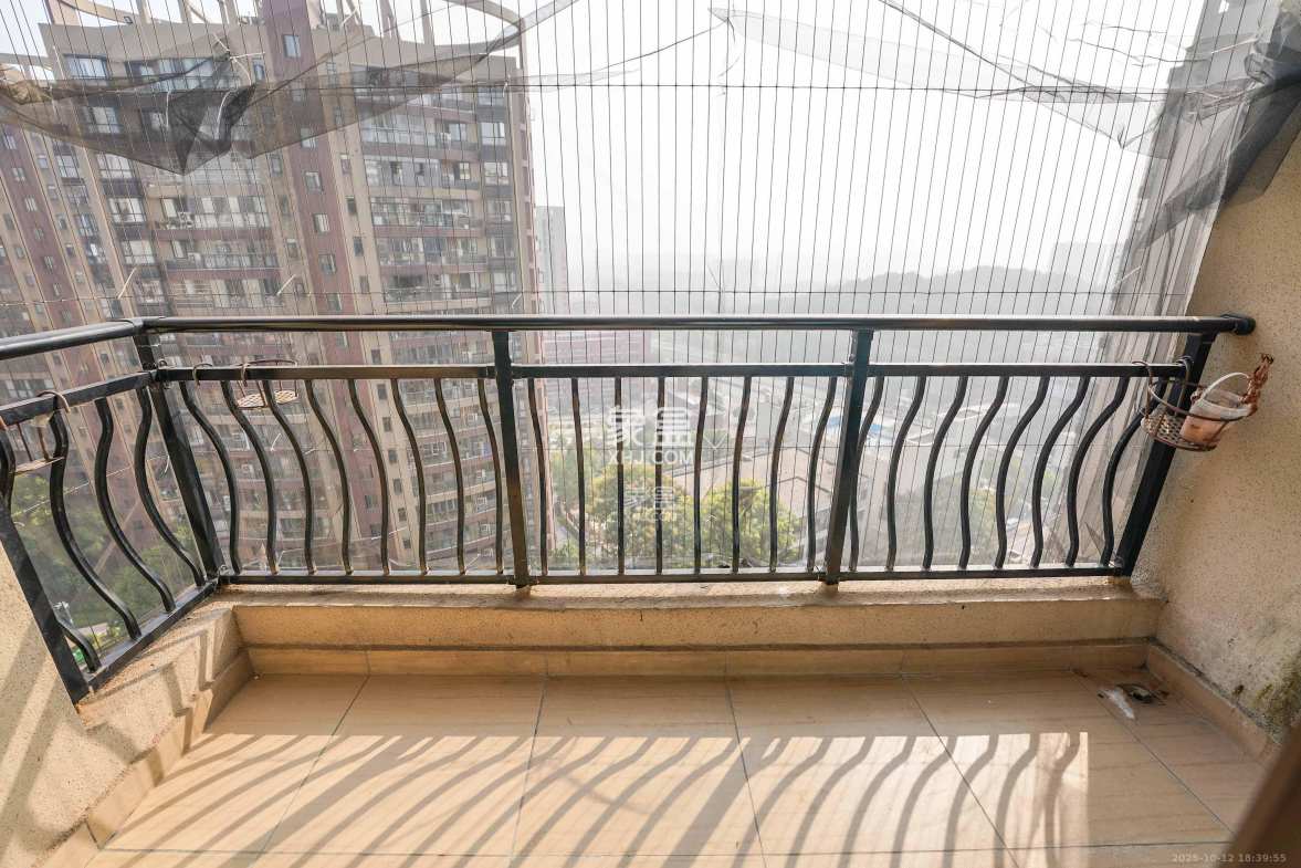 碧桂园公园壹号(凯怡茗苑) 3室2厅1卫 58.0万 碧桂园公园壹号(凯怡茗苑) 3室2厅1卫 58.0万阳台