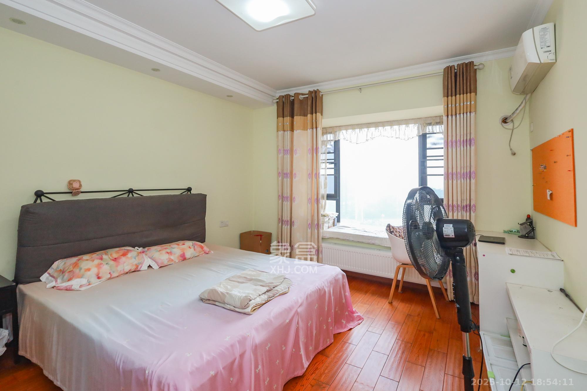 钰龙天下一期  4室2厅2卫    268.0万卧室