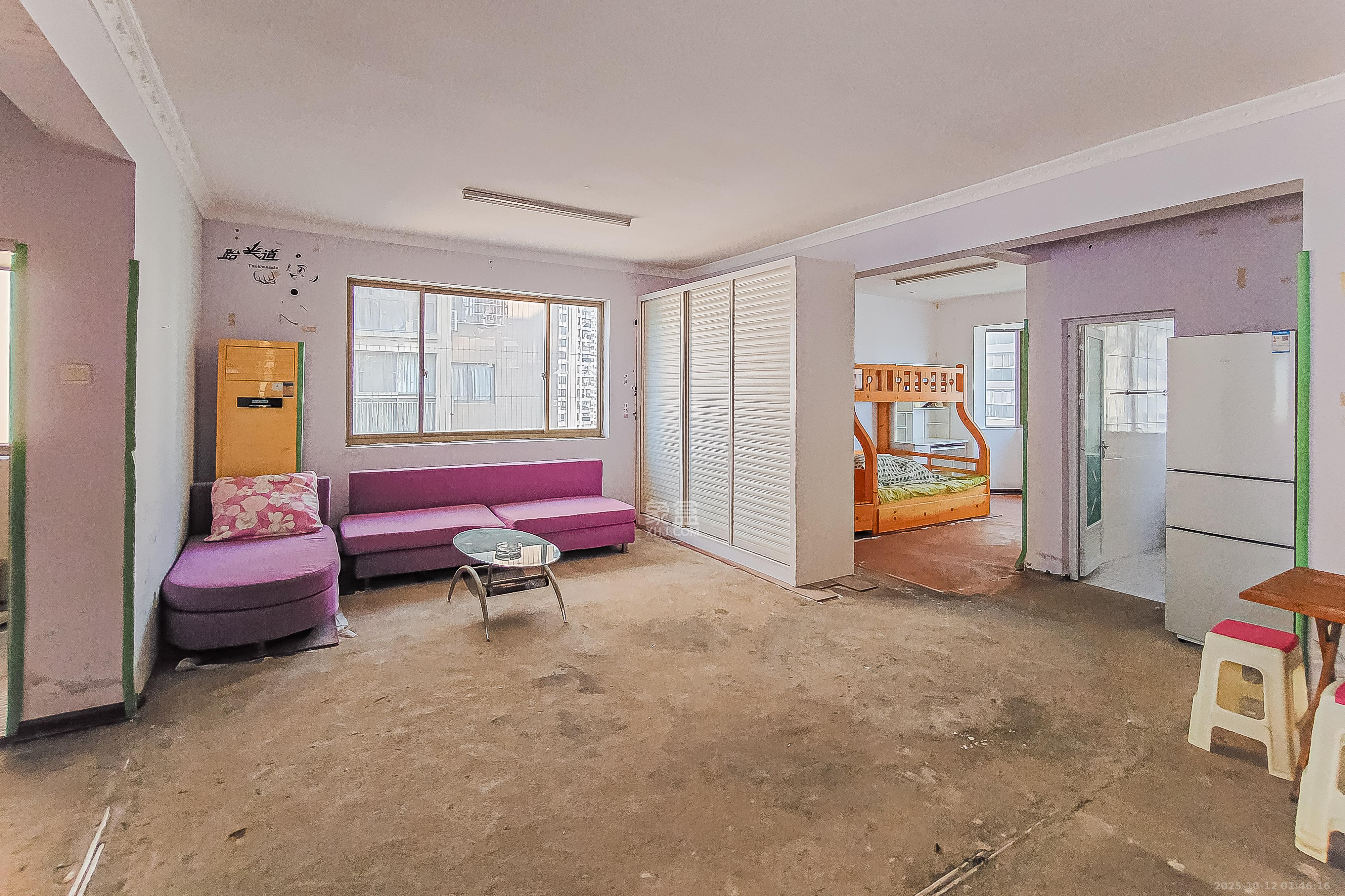 层上观邸  3室2厅2卫    88.8万 层上观邸  3室2厅2卫    88.8万客厅