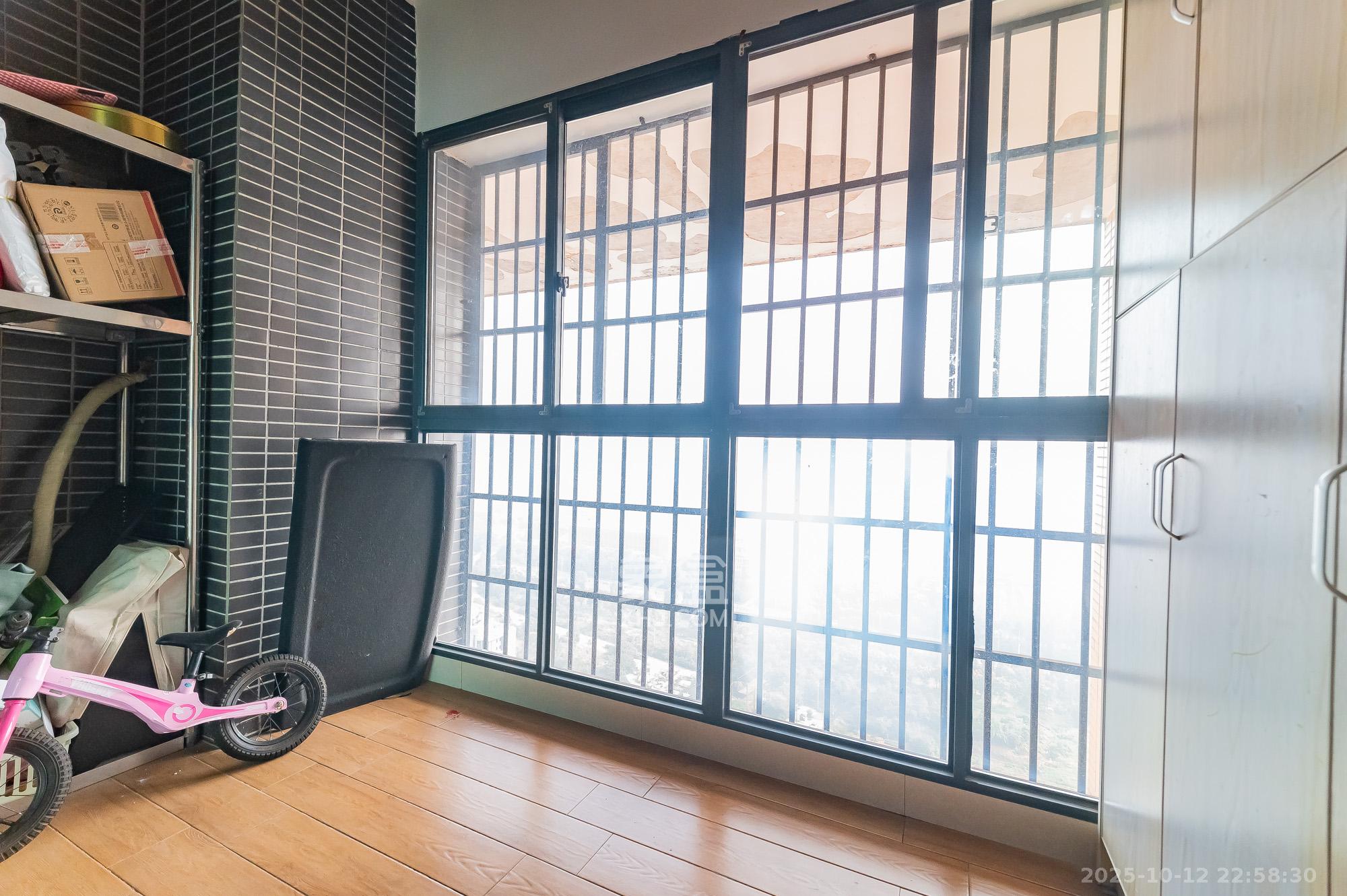 海伦春天 3室2厅1卫 50.0万 海伦春天 3室2厅1卫 50.0万阳台