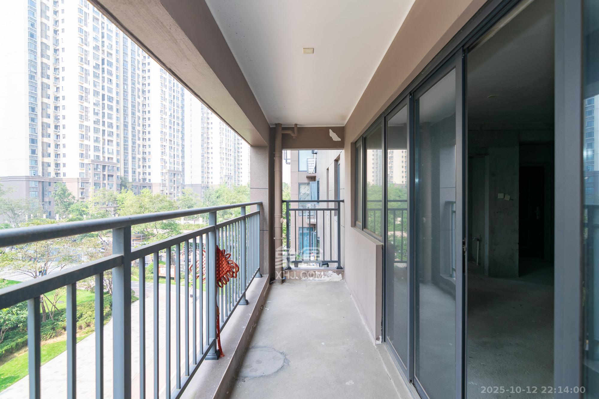 中粮鸿云  3室2厅2卫    86.0万阳台