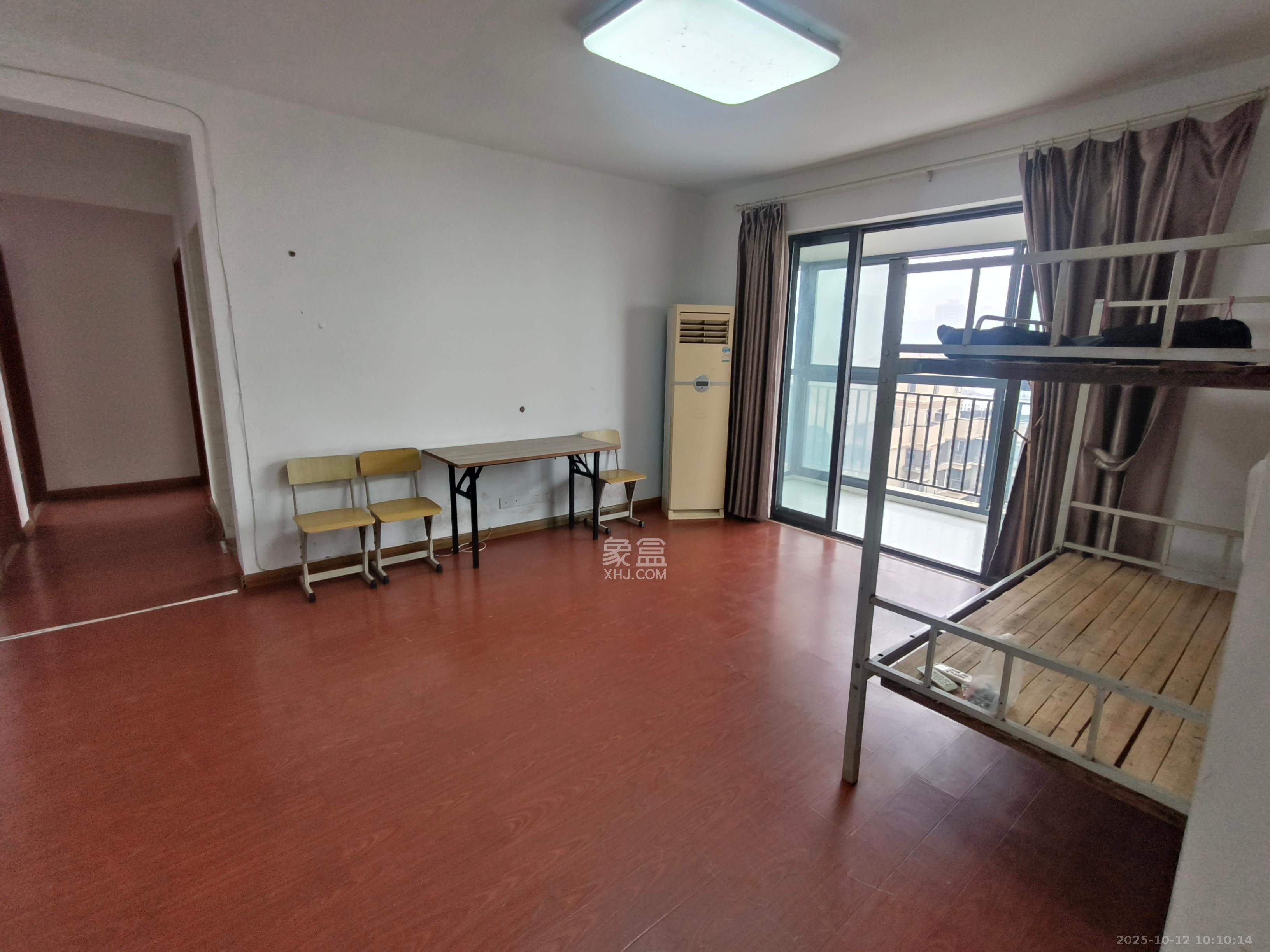 钱隆樽品(一、二、三期)  3室2厅2卫    2300.0元/月 钱隆樽品(一、二、三期)  3室2厅2卫    2300.0元/月