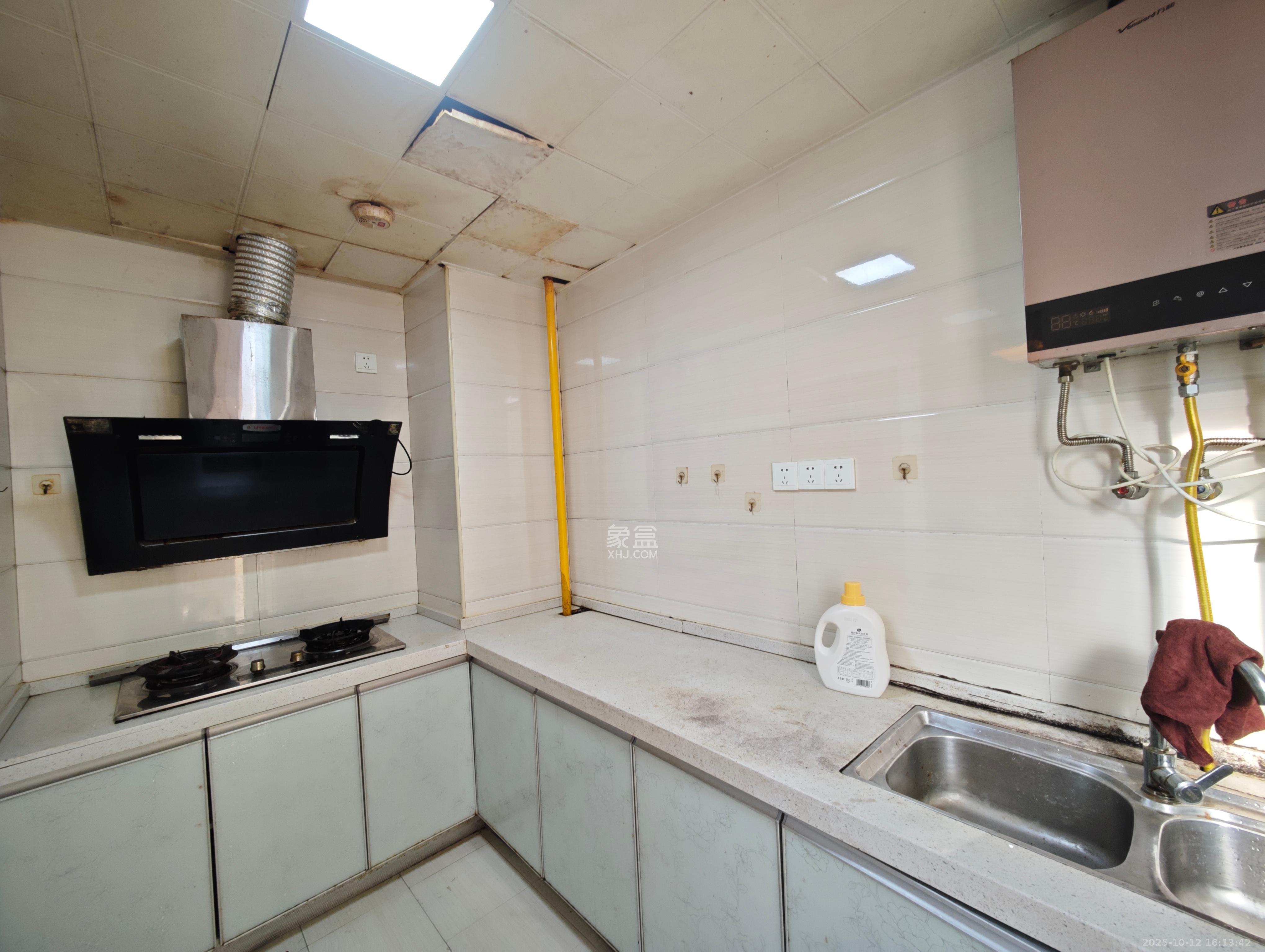 华润置地广场二期  4室2厅2卫    2600.0元/月 华润置地广场二期  4室2厅2卫    2600.0元/月室内图