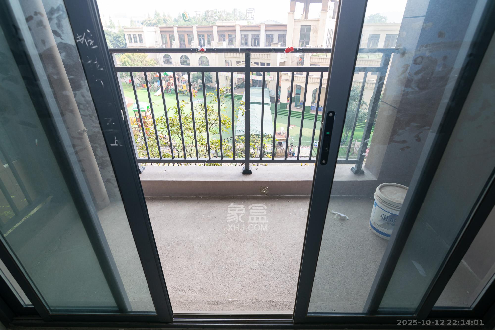 中粮鸿云  3室2厅2卫    86.0万阳台