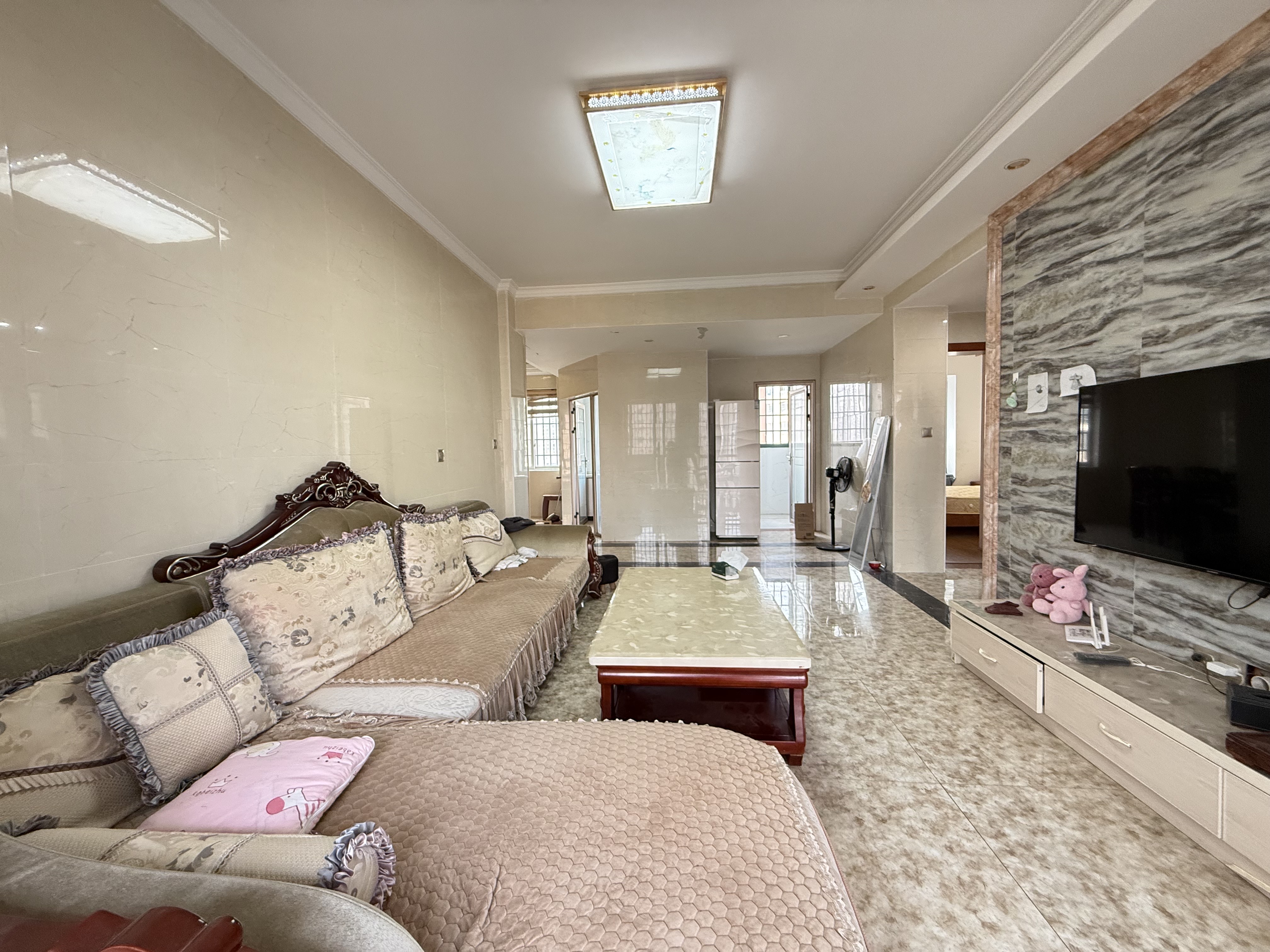 冠都现代城（冠都幸福彼岸）  3室2厅1卫    1700.0元/月