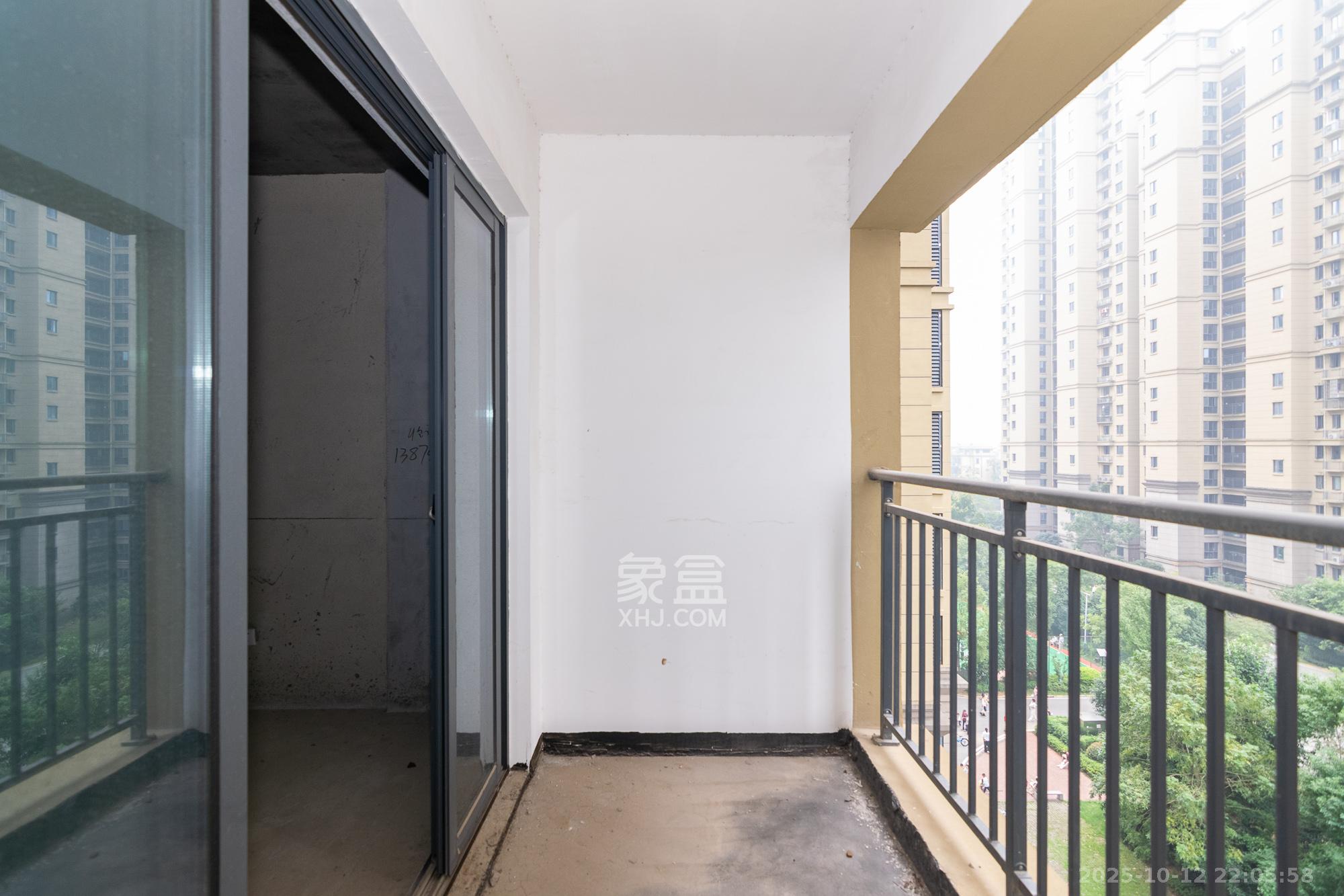 澳海澜庭  3室2厅2卫    65.0万阳台