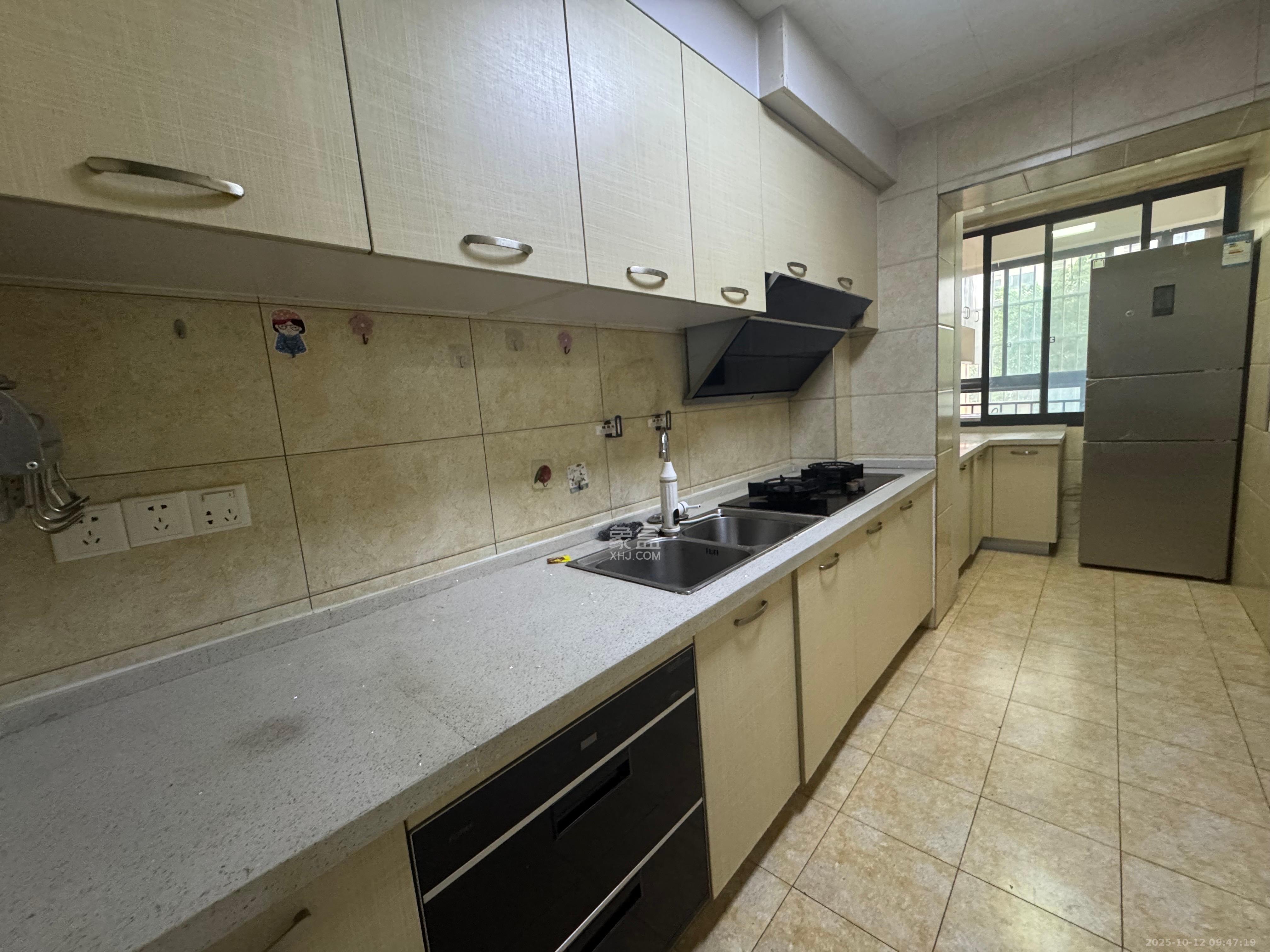 童话里  4室2厅2卫    2400.0元/月室内图