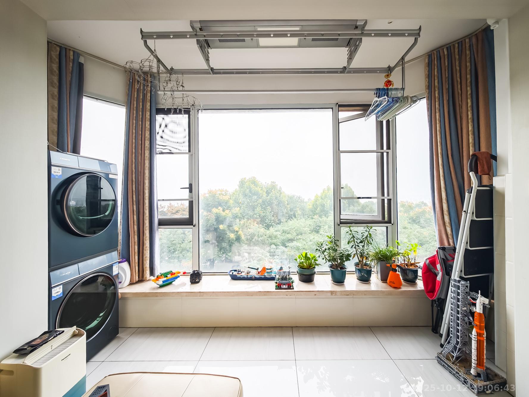 绿地海外滩一期 4室2厅2卫 180.0万 绿地海外滩一期 4室2厅2卫 180.0万阳台