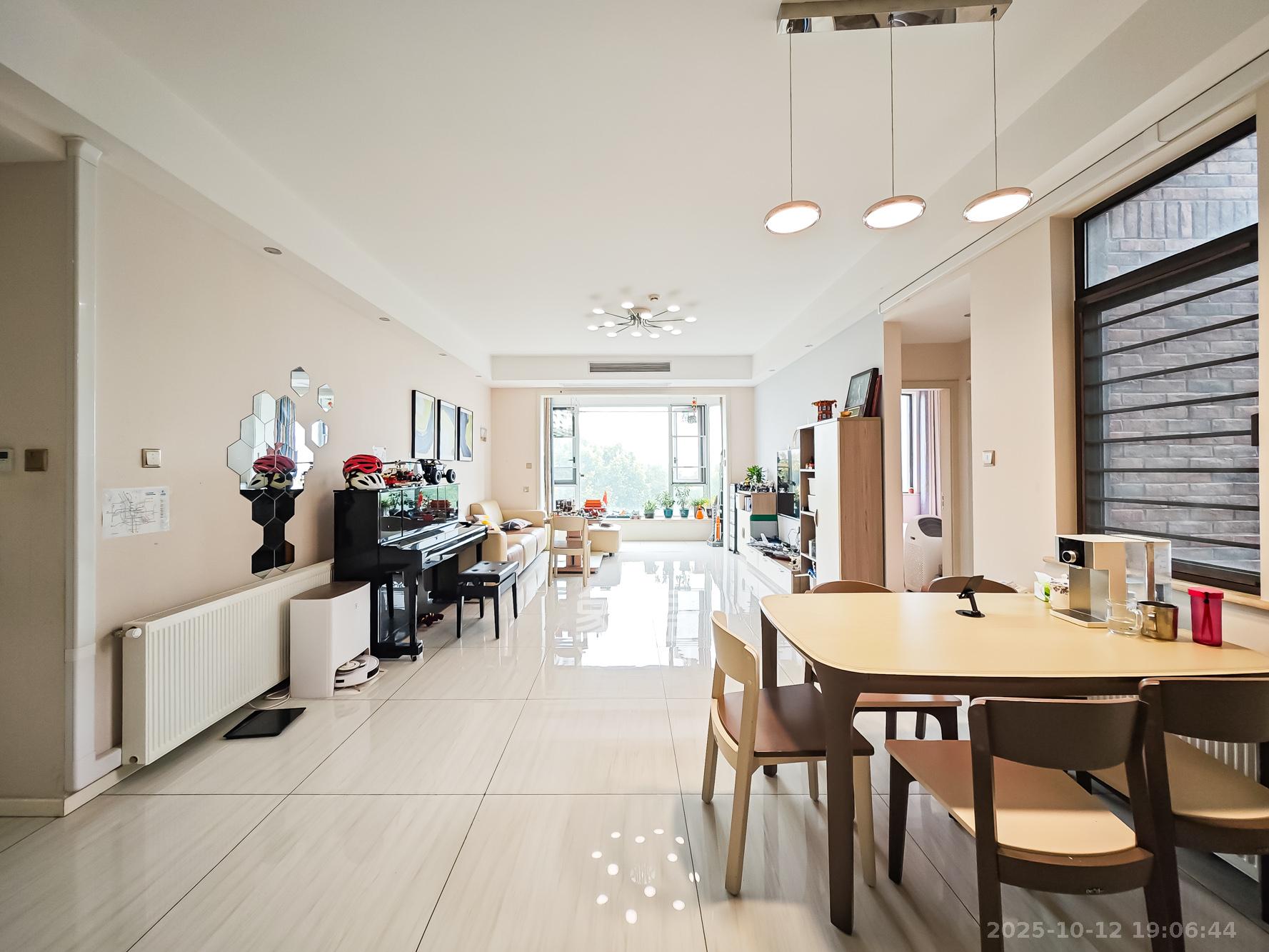 绿地海外滩一期 4室2厅2卫 180.0万 绿地海外滩一期 4室2厅2卫 180.0万客厅