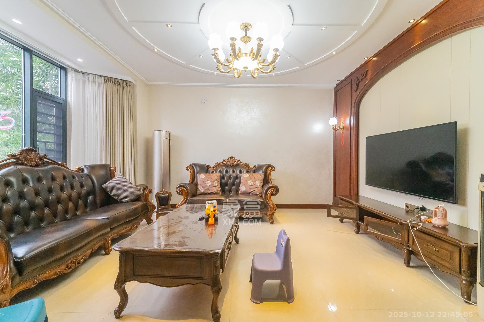 山水芙蓉国际新城  5室2厅2卫    490.0万 山水芙蓉国际新城  5室2厅2卫    490.0万客厅