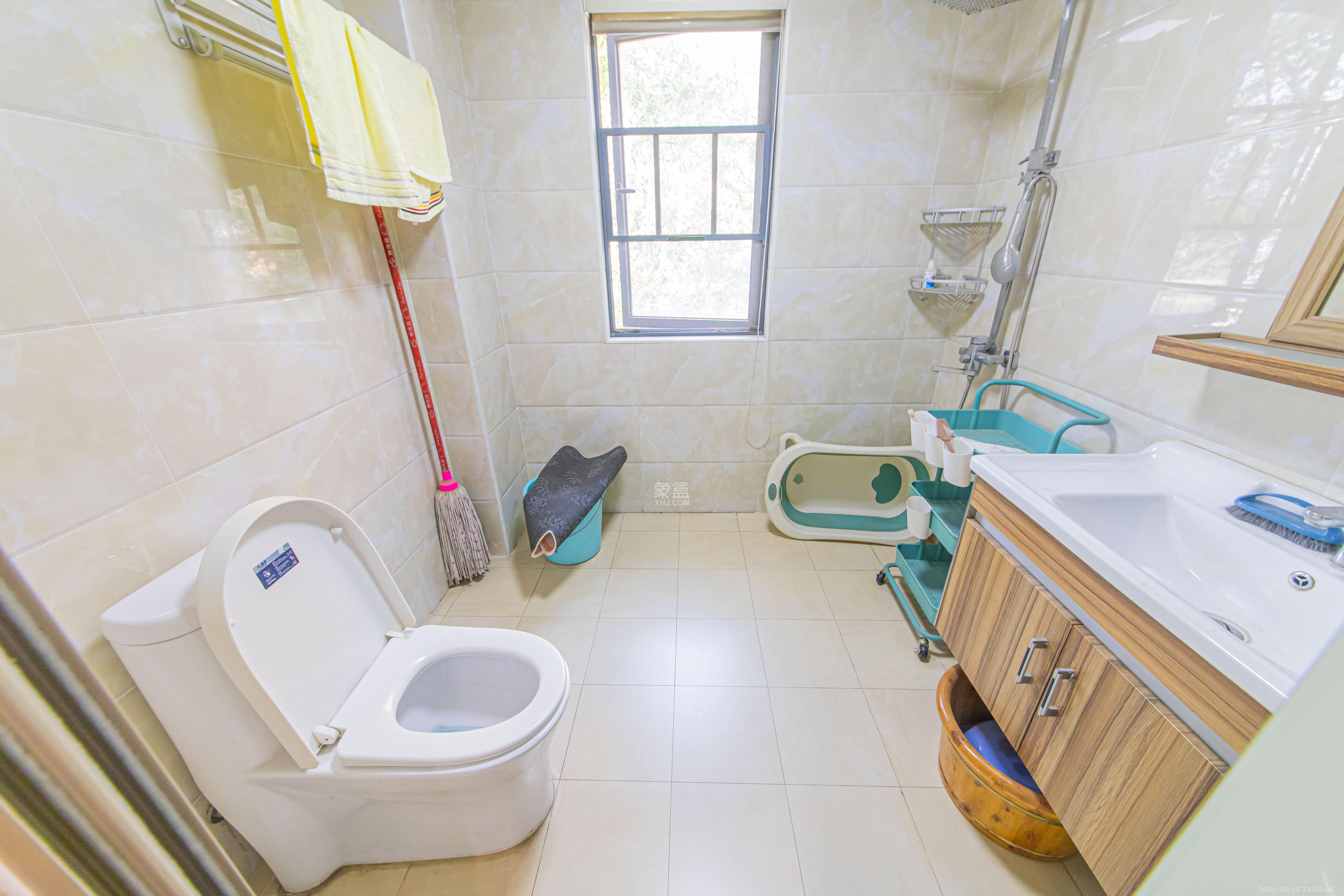 中建芙蓉嘉苑 3室2厅2卫 130.0万 中建芙蓉嘉苑 3室2厅2卫 130.0万卫生间