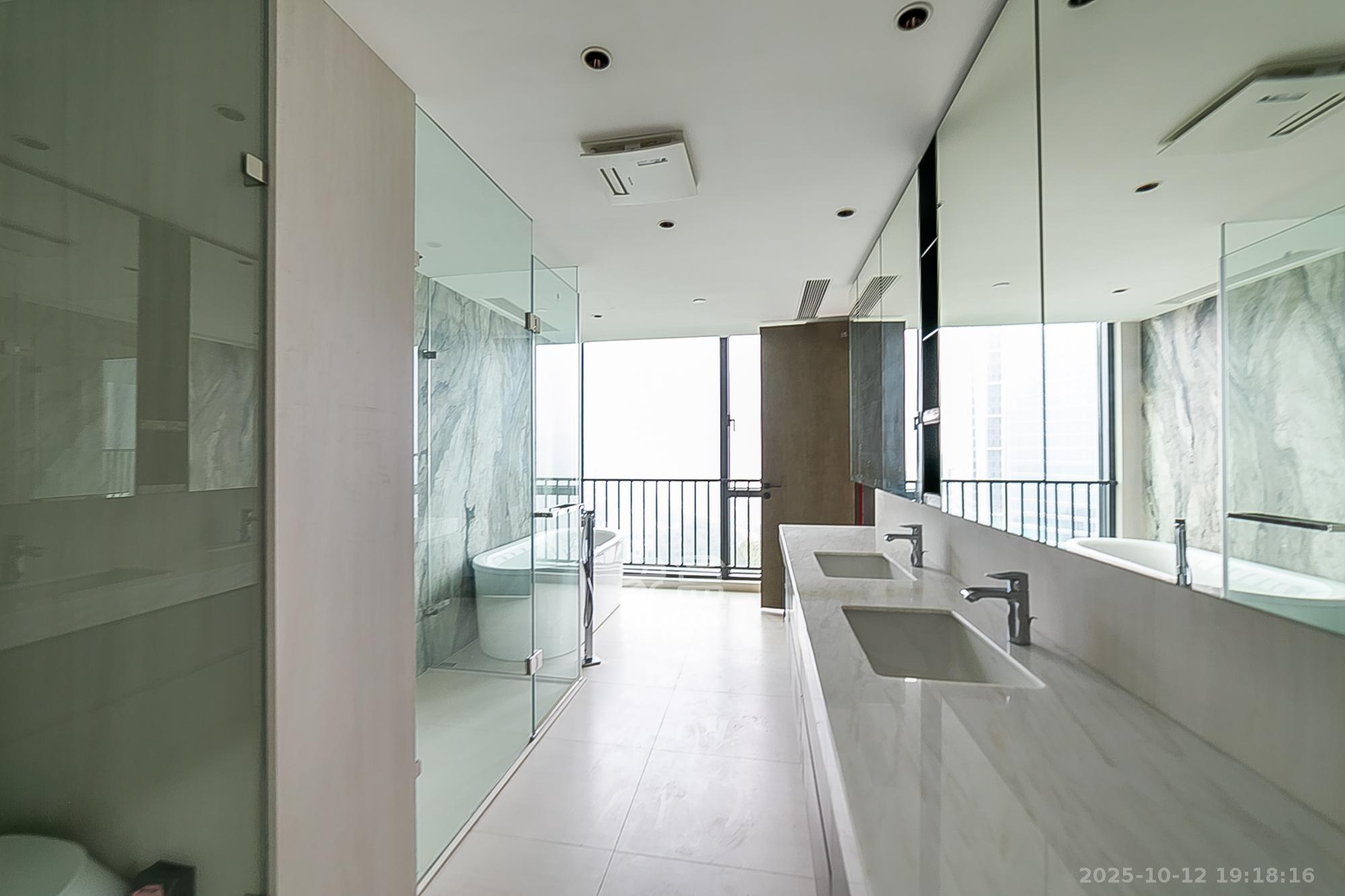 中海阅湘台 6室2厅3卫 1280.0万 中海阅湘台 6室2厅3卫 1280.0万卫生间