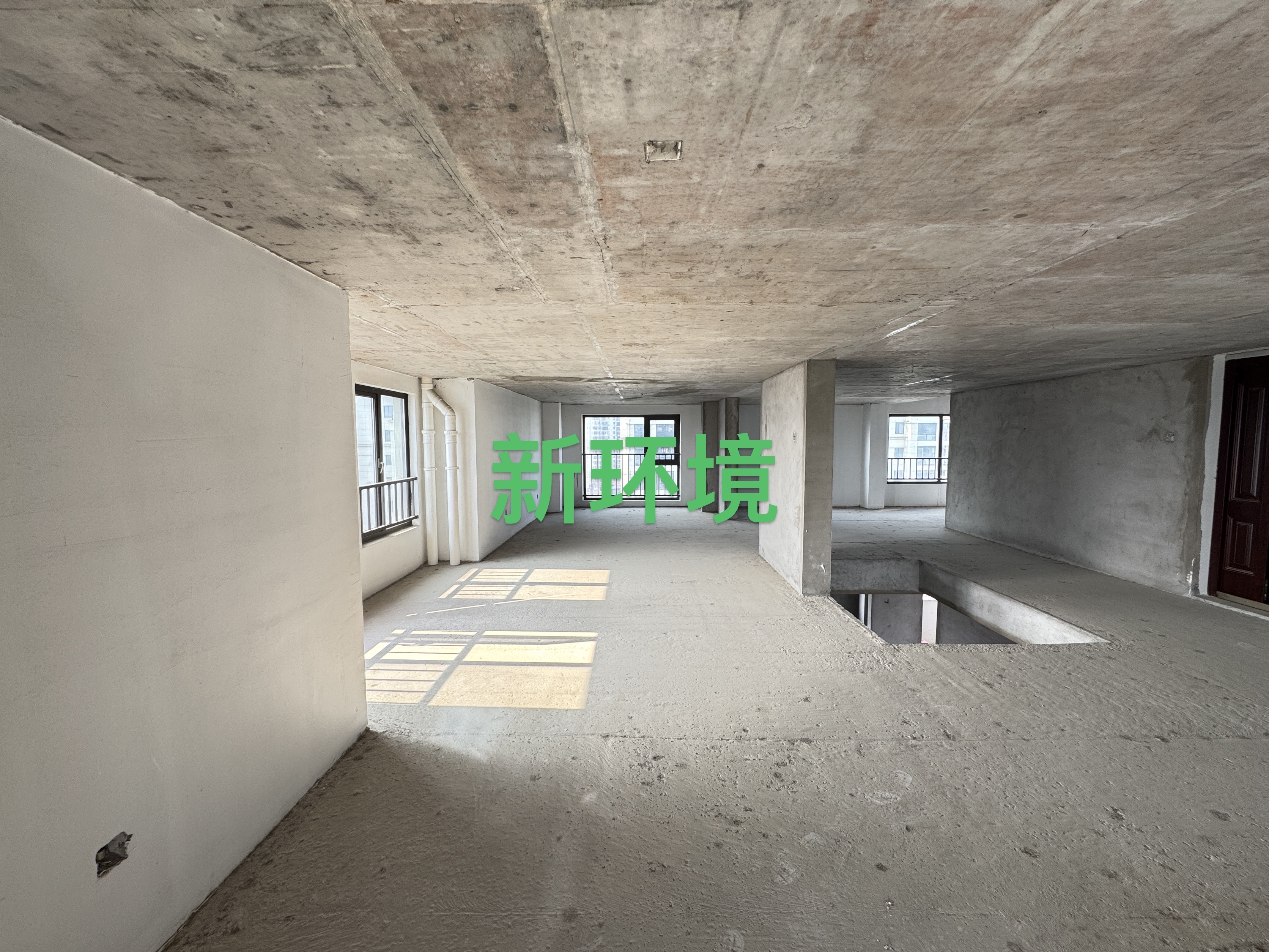 江与城  4室2厅2卫    135.0万客厅