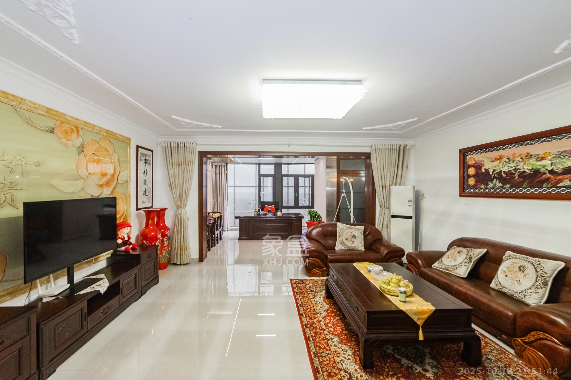 长泰豪园 7室2厅4卫 580.0万 长泰豪园 7室2厅4卫 580.0万客厅