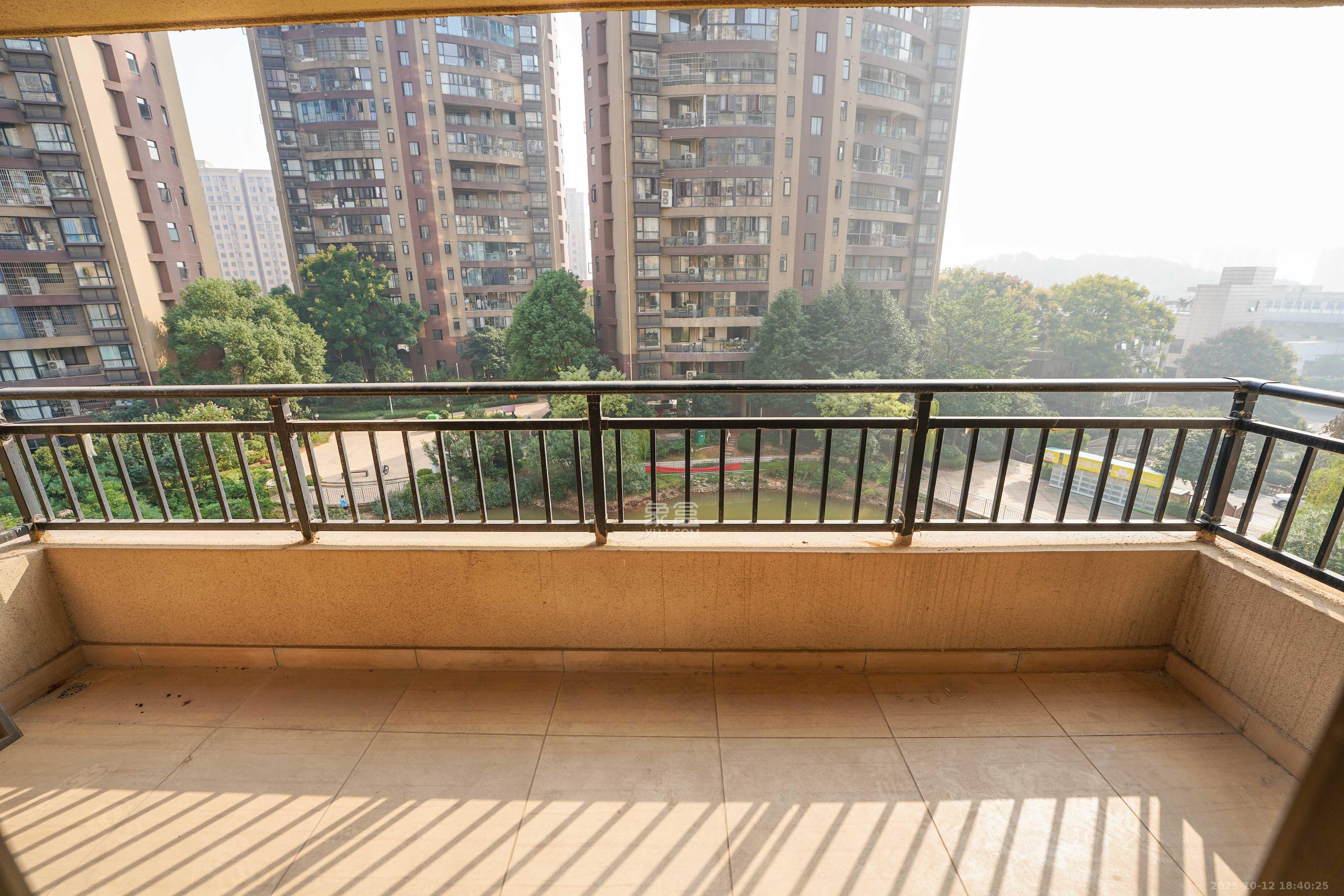 碧桂园公园壹号(凯怡茗苑) 4室2厅2卫 75.0万 碧桂园公园壹号(凯怡茗苑) 4室2厅2卫 75.0万阳台