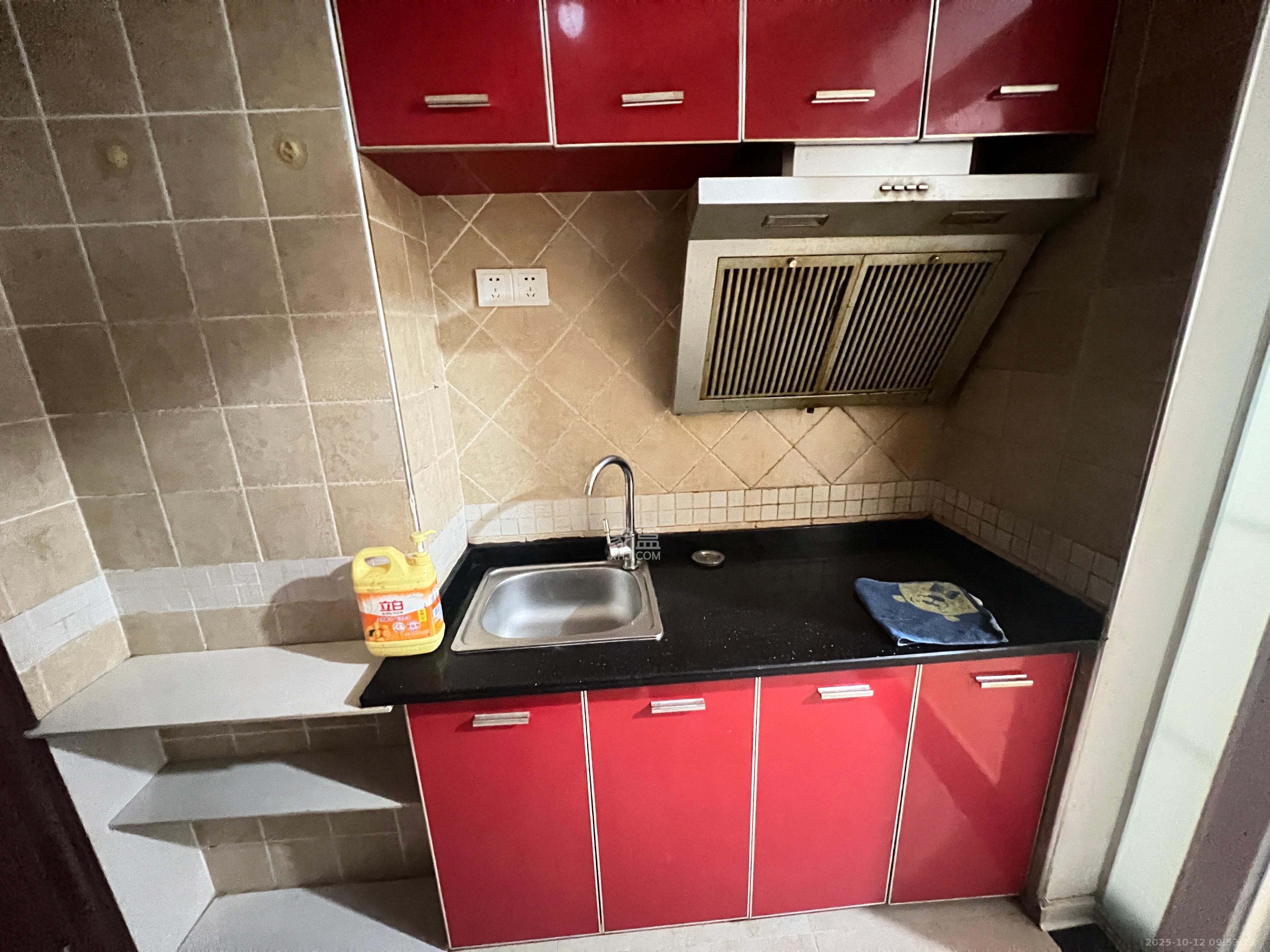 月亮湾草莓街区一、二期  1室1厅1卫    2000.0元/月室内图