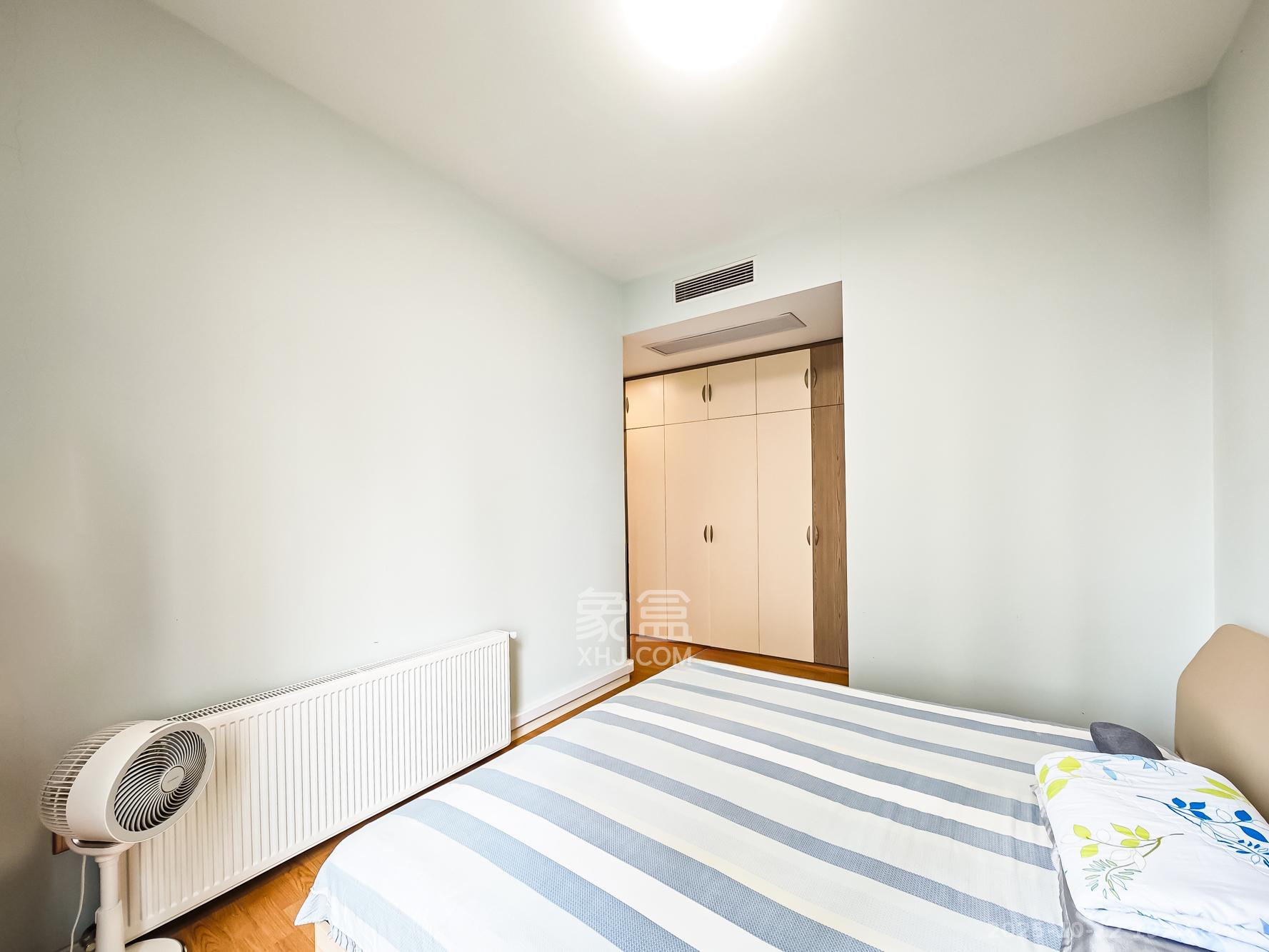 绿地海外滩一期 4室2厅2卫 180.0万 绿地海外滩一期 4室2厅2卫 180.0万卧室