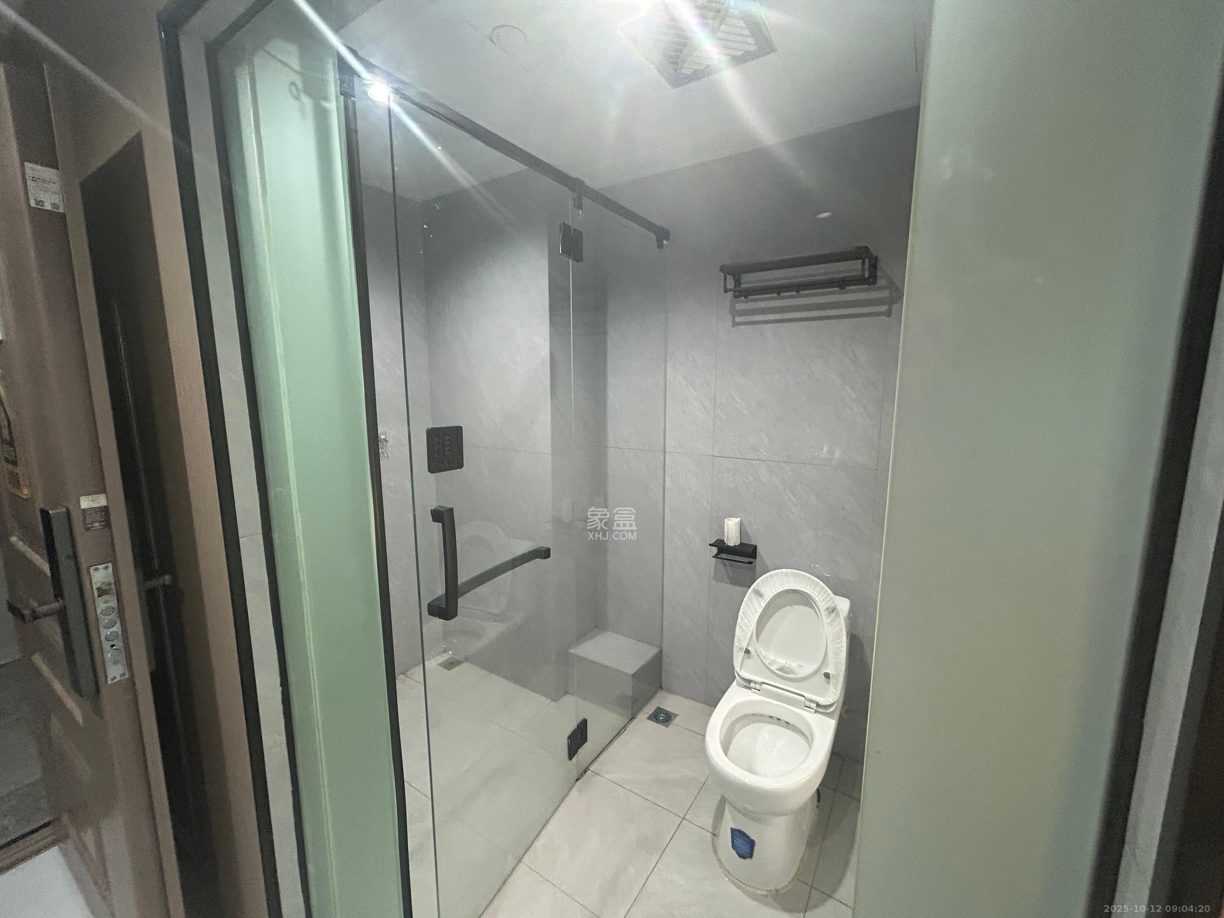 绿地商务广场  1室1厅1卫    1700.0元/月室内图