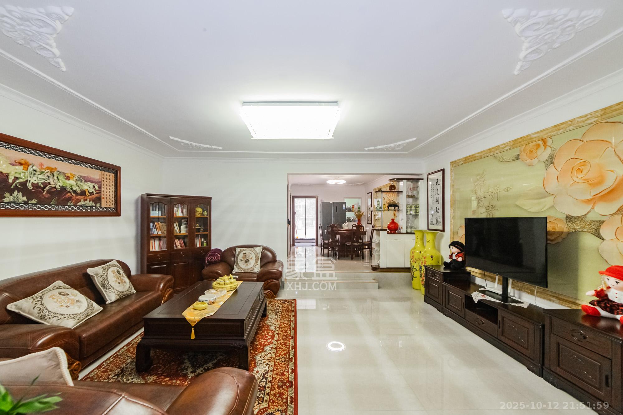 长泰豪园 7室2厅4卫 580.0万 长泰豪园 7室2厅4卫 580.0万客厅