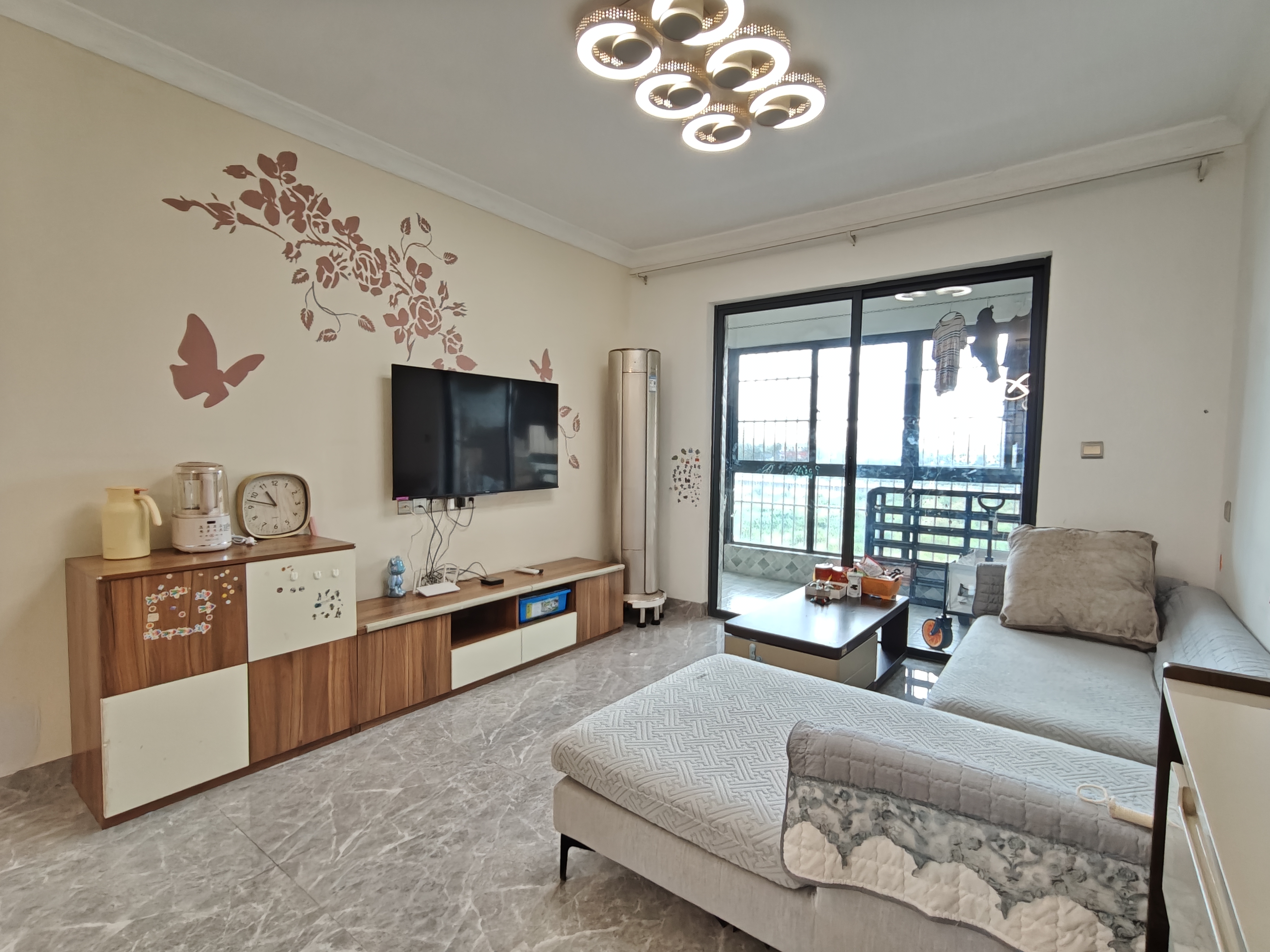 新城吾悦广场 3室2厅2卫 175.0万 新城吾悦广场 3室2厅2卫 175.0万客厅