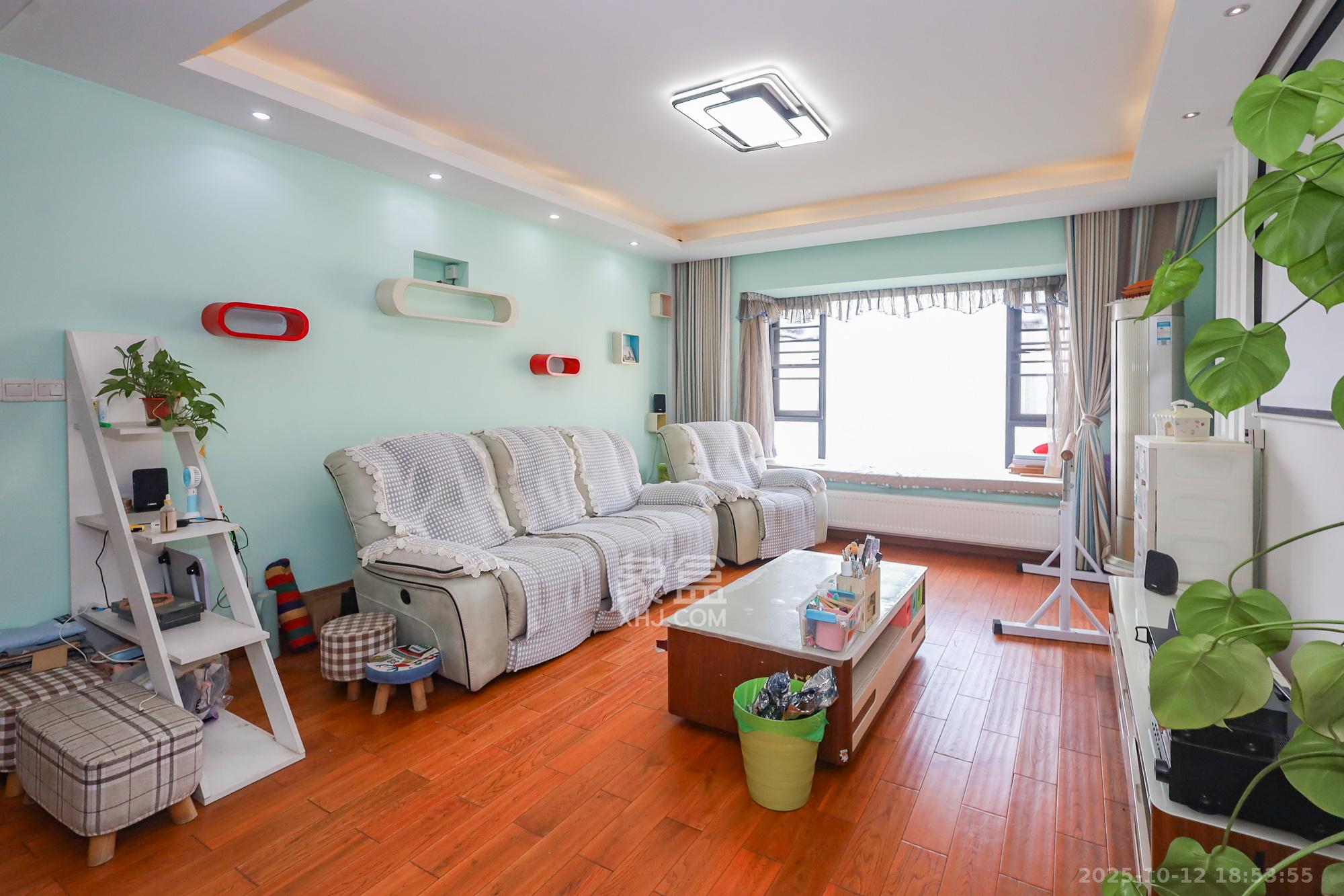 钰龙天下一期  4室2厅2卫    268.0万客厅