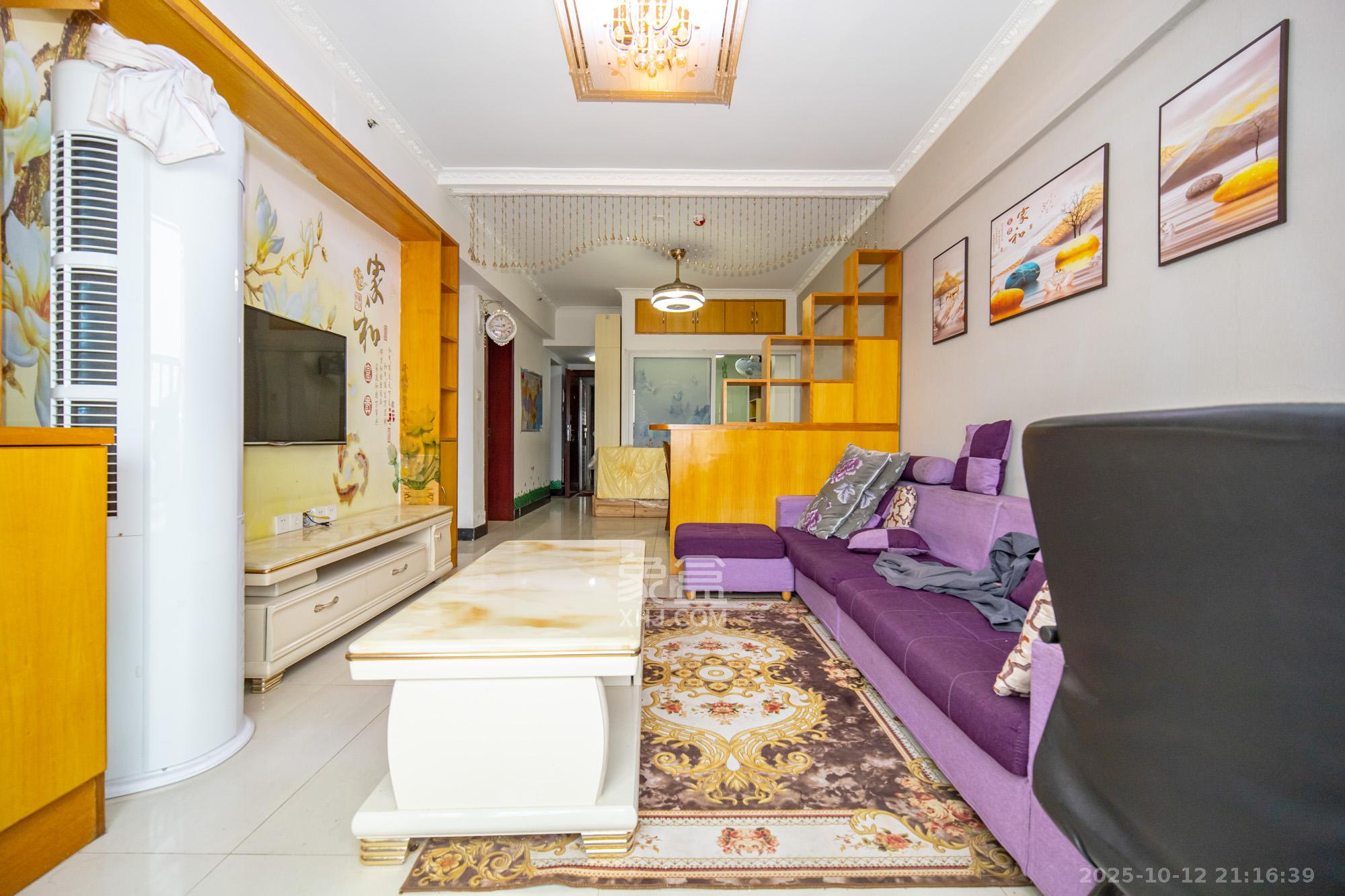 新长海广场 3室2厅1卫 36.0万 新长海广场 3室2厅1卫 36.0万客厅