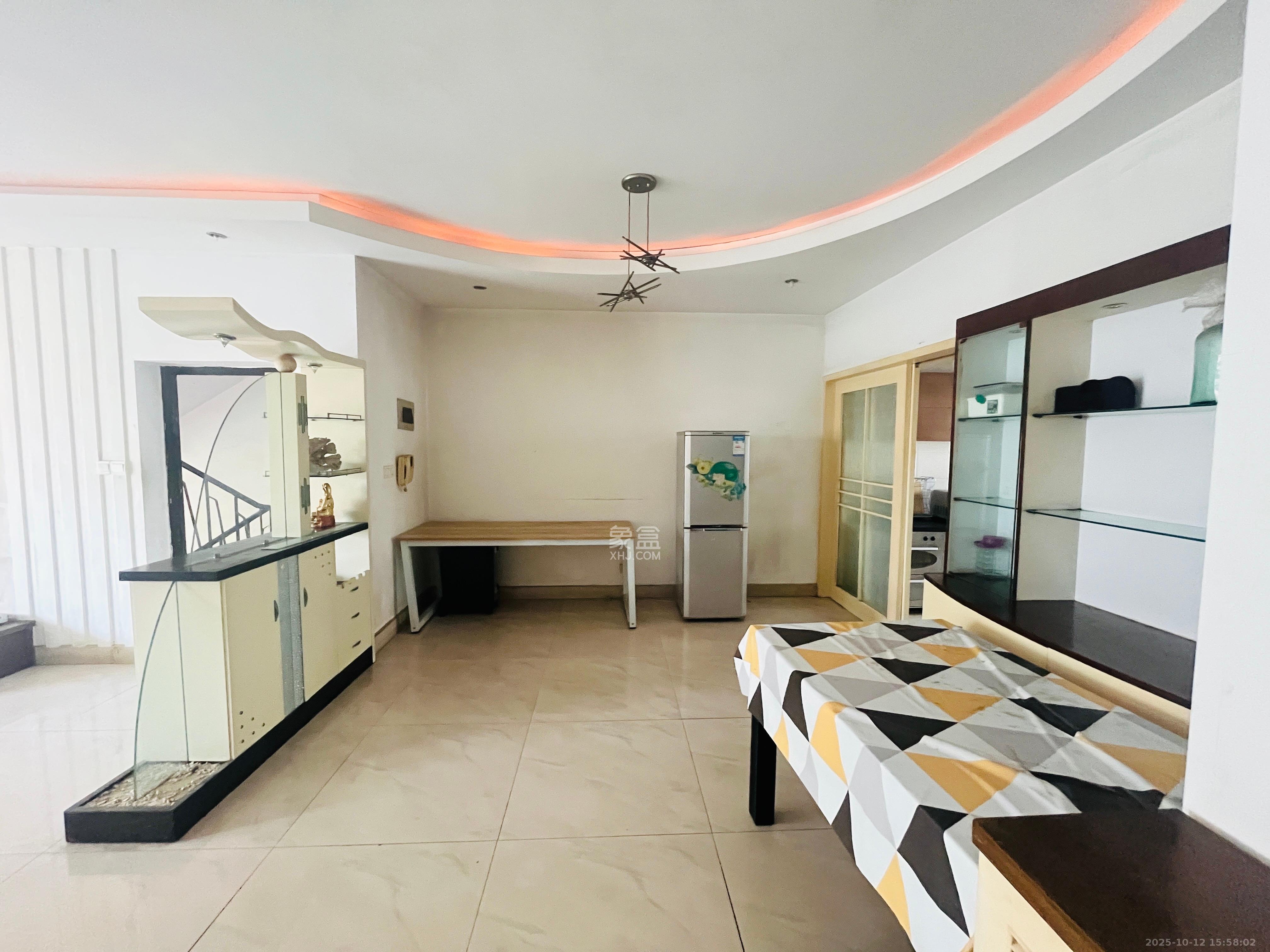 石岭小区A区  3室2厅2卫    2600.0元/月 石岭小区A区  3室2厅2卫    2600.0元/月室内图