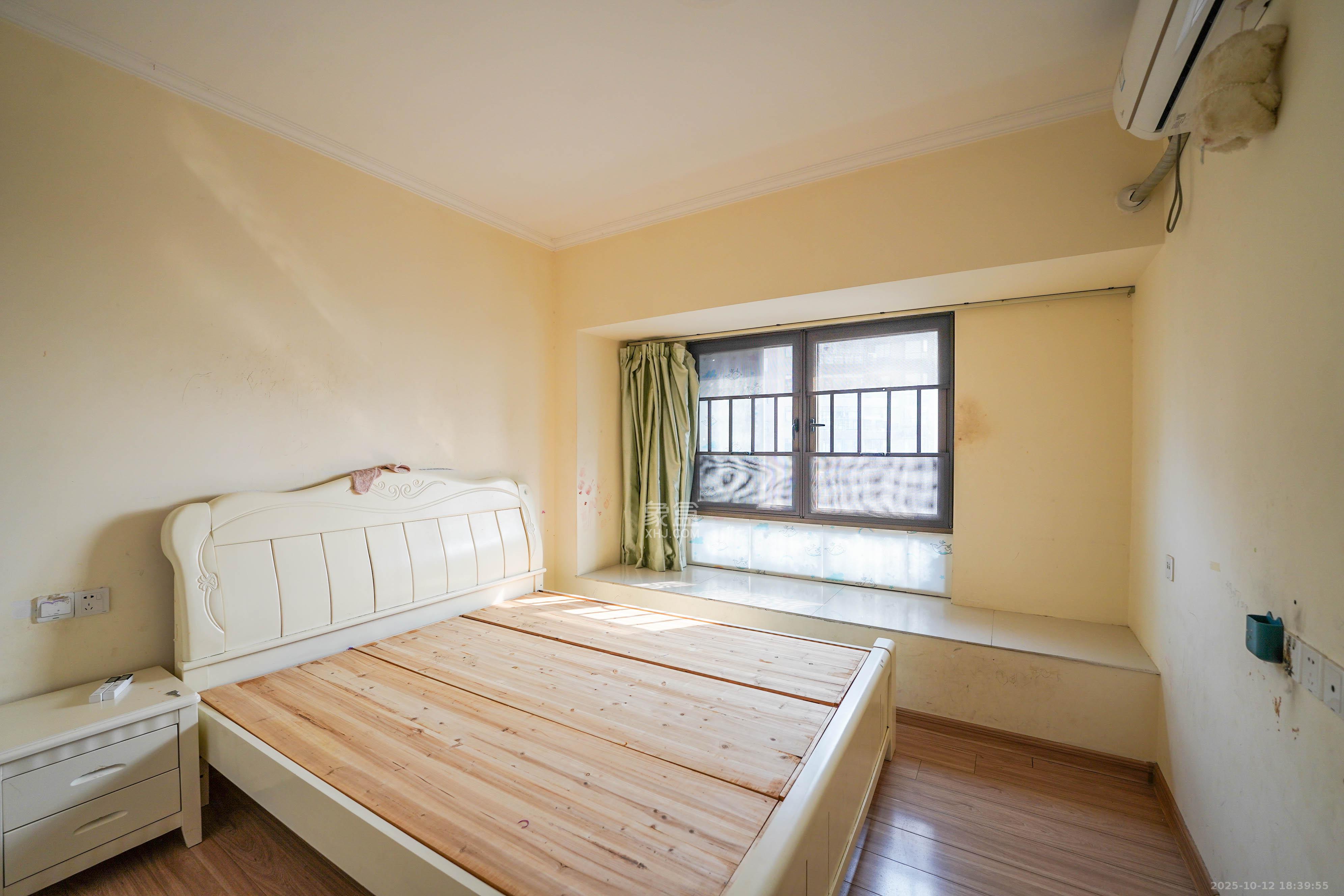 碧桂园公园壹号(凯怡茗苑) 3室2厅1卫 58.0万 碧桂园公园壹号(凯怡茗苑) 3室2厅1卫 58.0万卧室