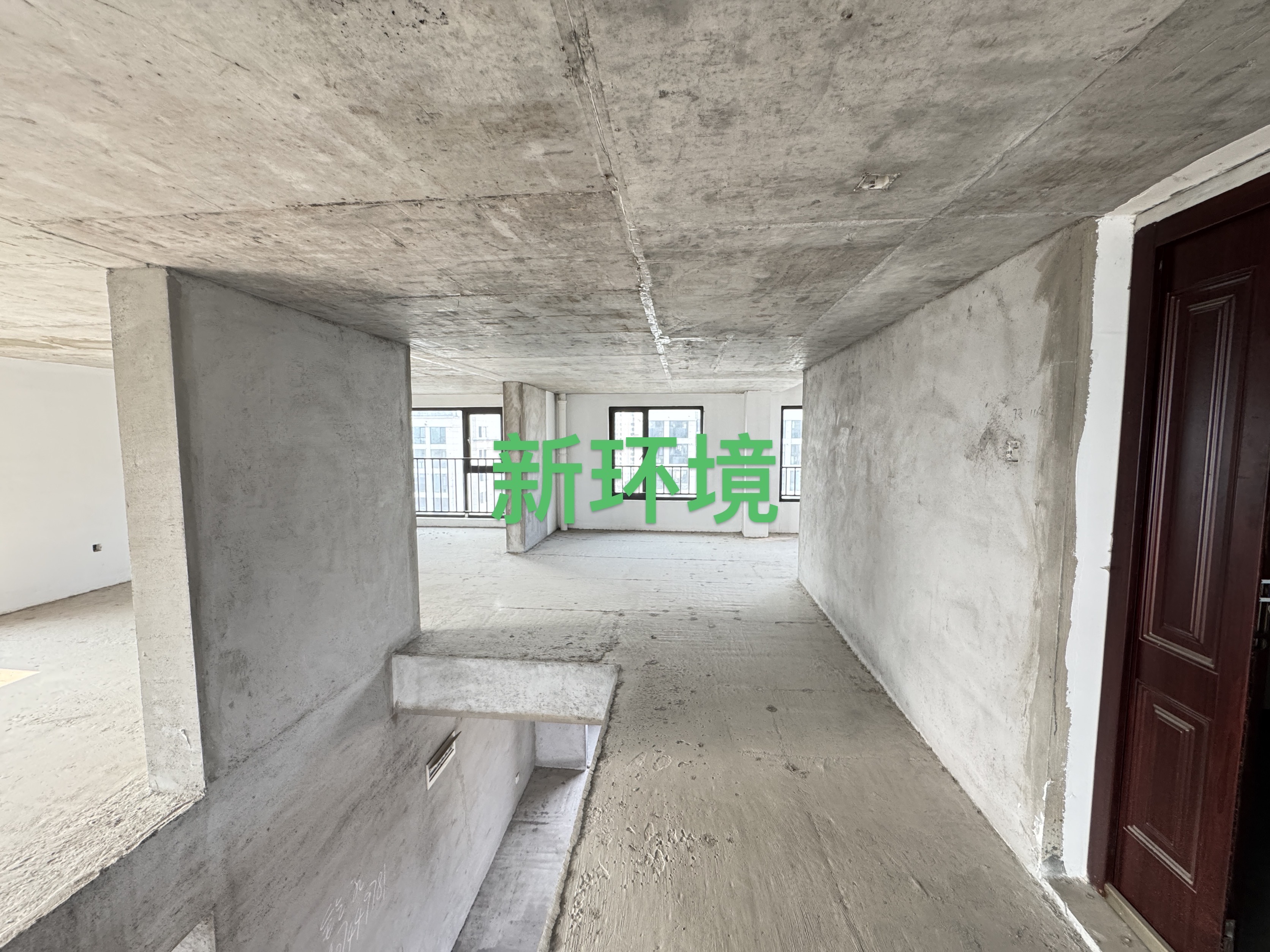 江与城  4室2厅2卫    135.0万客厅