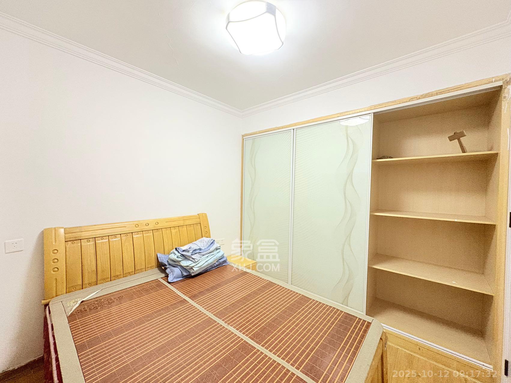 山水庭院  1室2厅1卫    1500.0元/月 山水庭院  1室2厅1卫    1500.0元/月室内图1