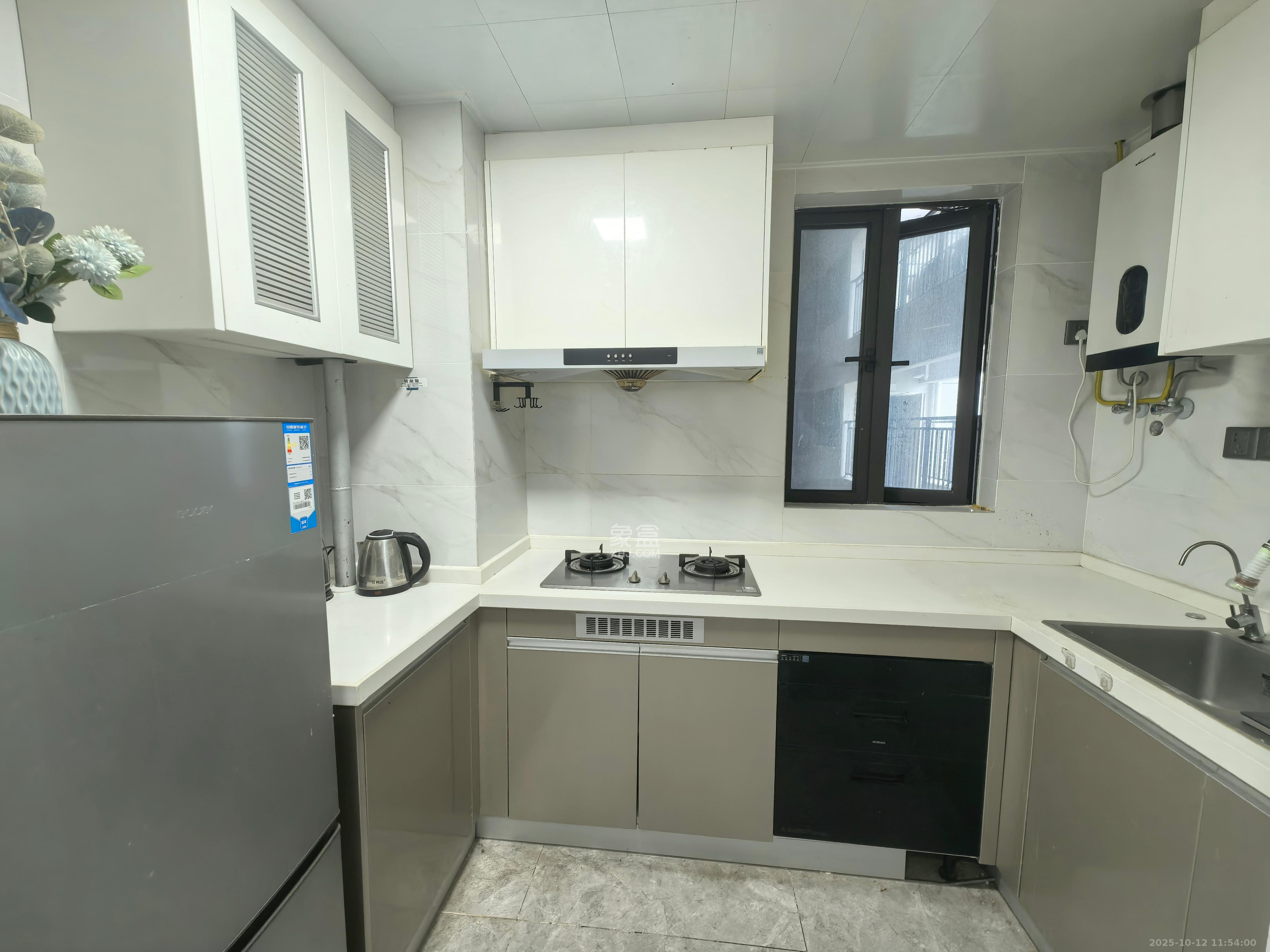 招商华发依云曦城  3室2厅2卫    2300.0元/月 招商华发依云曦城  3室2厅2卫    2300.0元/月室内图