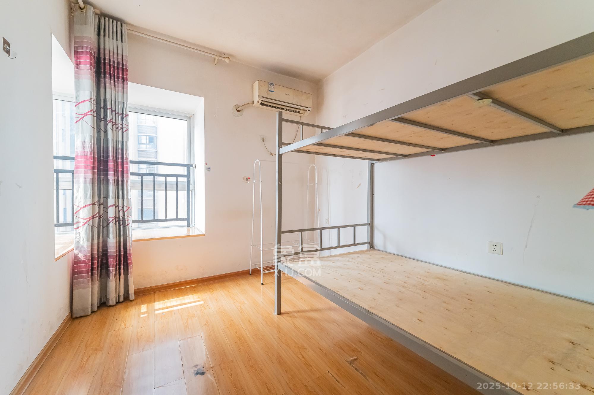 东方航标  3室2厅1卫   55.00万卧室