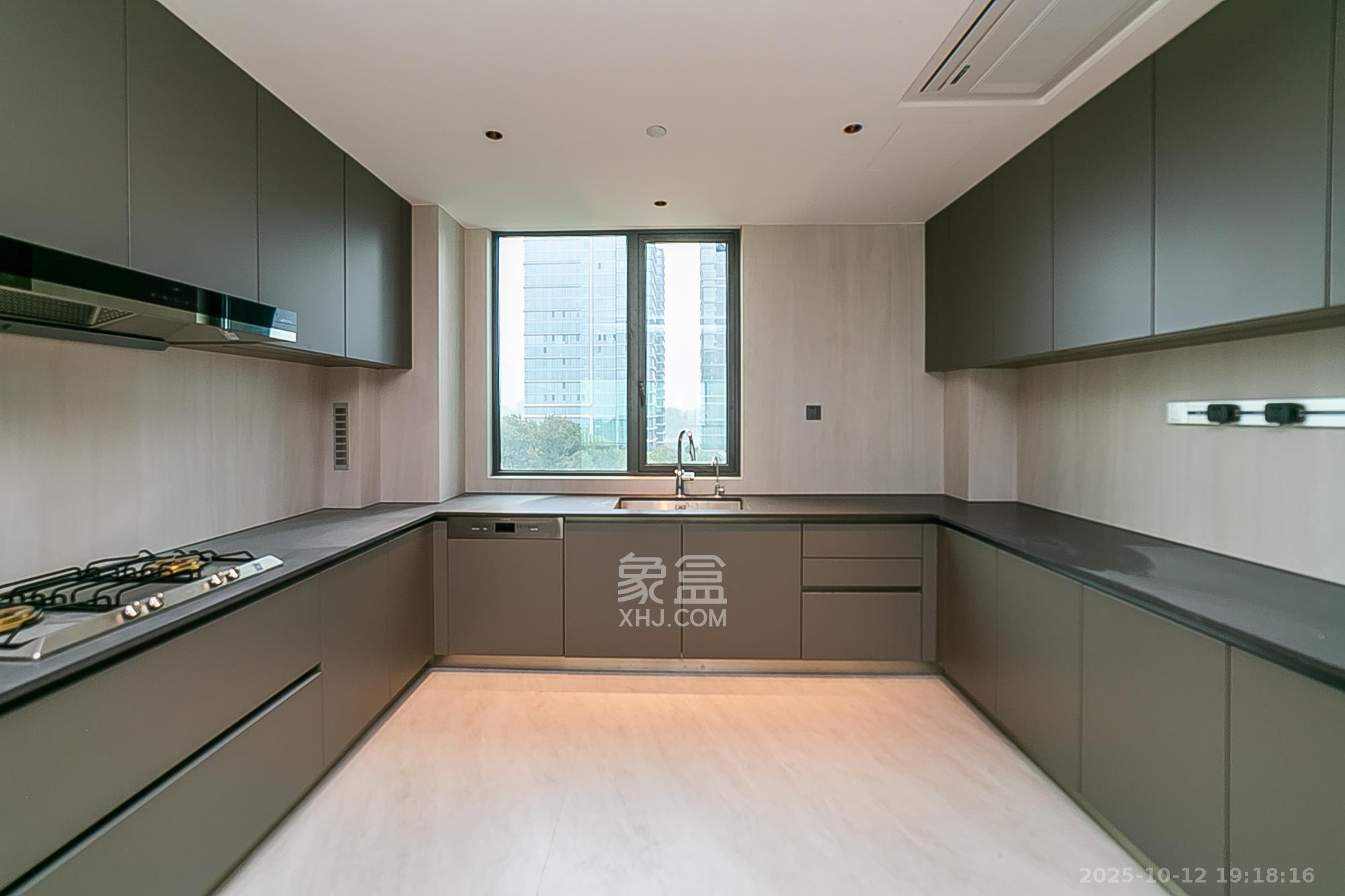 中海阅湘台 6室2厅3卫 1280.0万 中海阅湘台 6室2厅3卫 1280.0万厨房